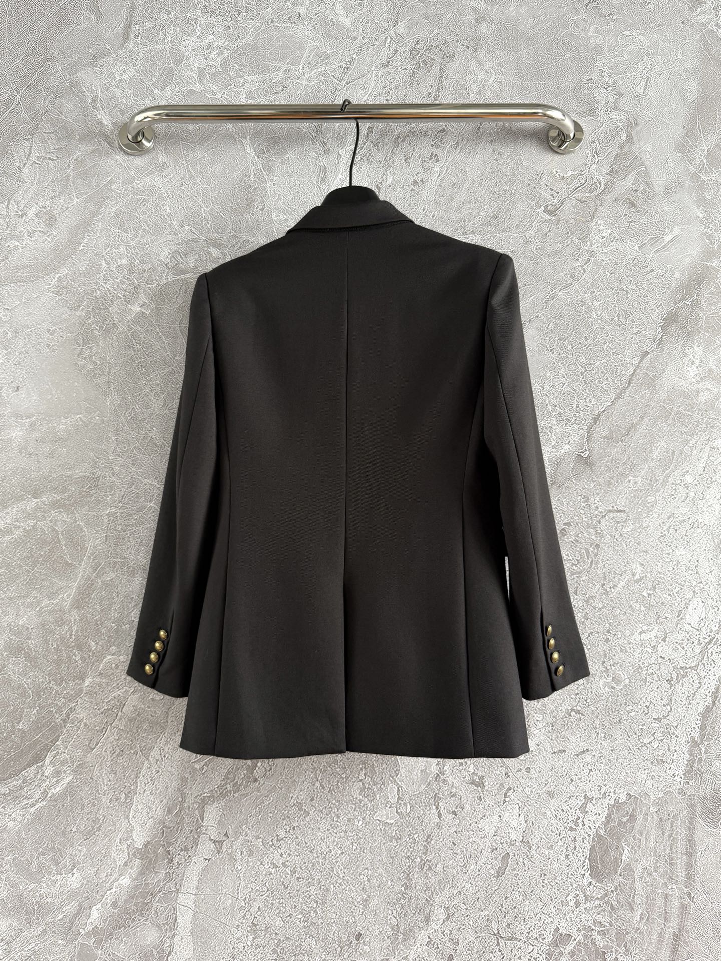 现货‼️‼️🛒款号3/精纺羊毛西装✨强捻纱斜纹羊毛面料，枪驳领、翻盖唇袋、金属双排扣设计，肩头轻微垫肩不