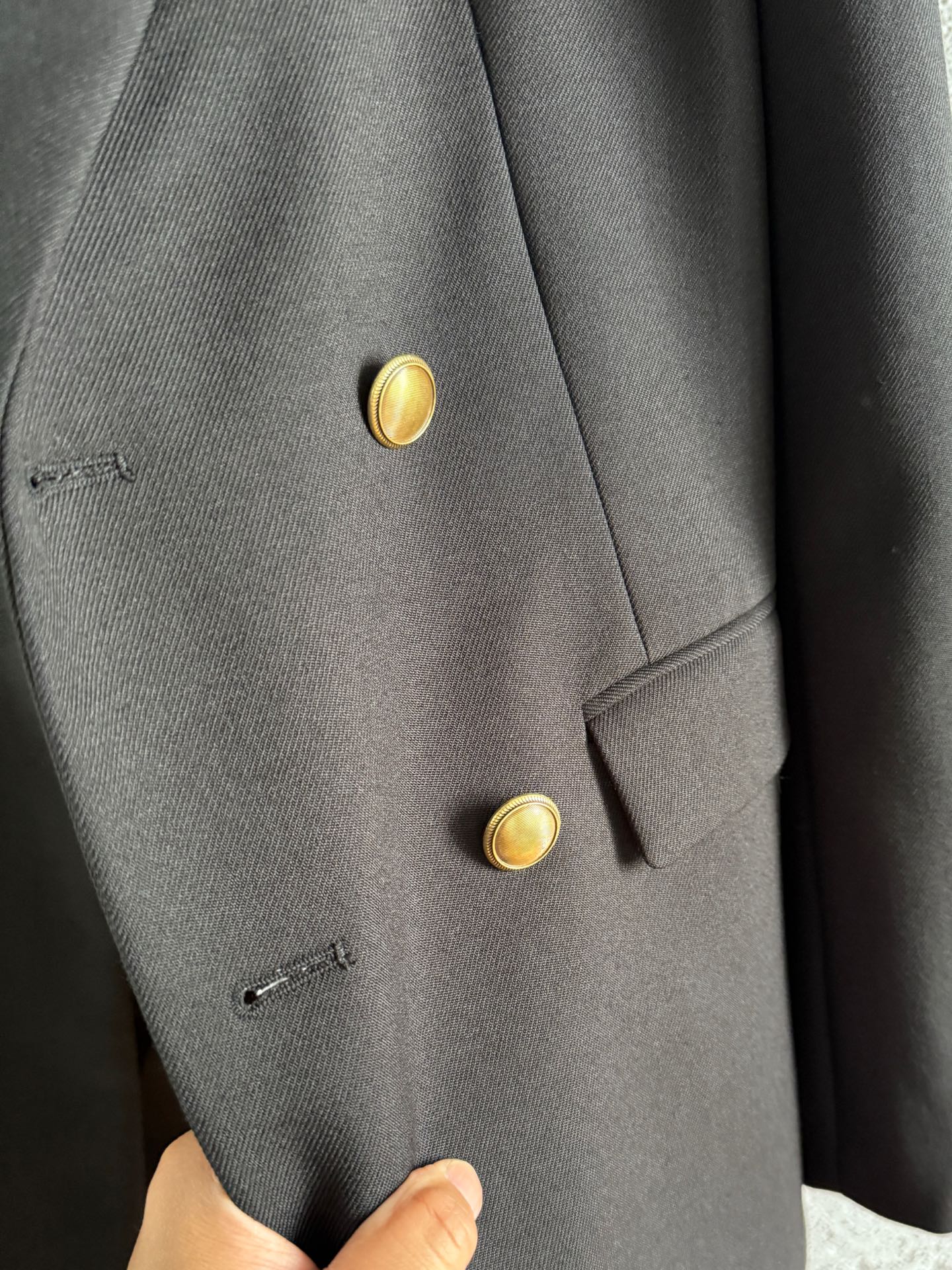 现货‼️‼️🛒款号3/精纺羊毛西装✨强捻纱斜纹羊毛面料，枪驳领、翻盖唇袋、金属双排扣设计，肩头轻微垫肩不