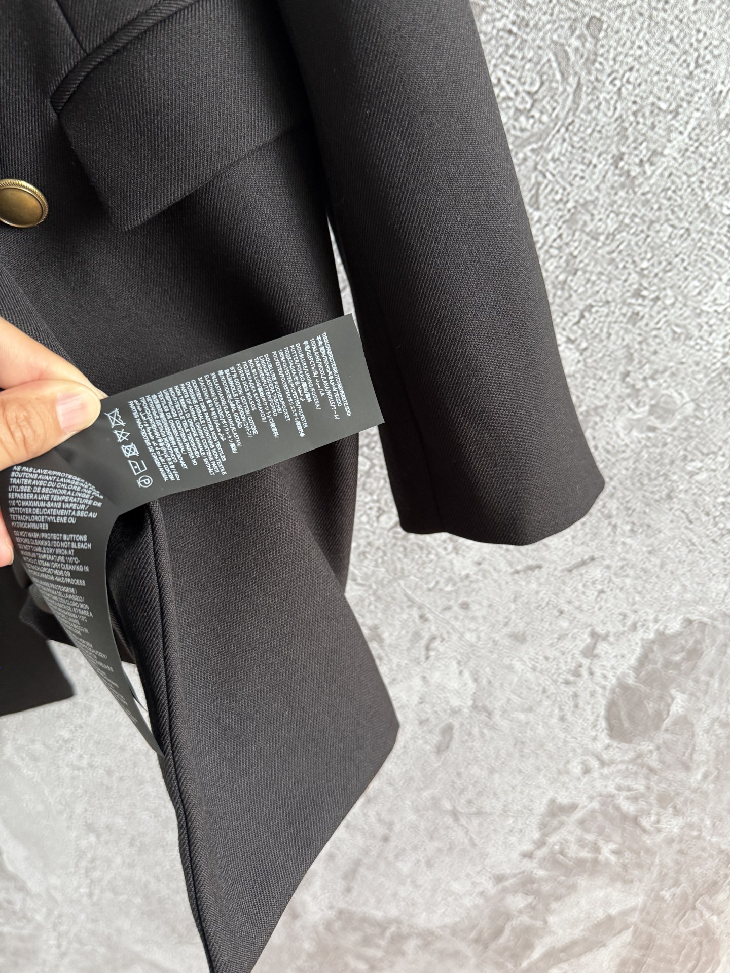 现货‼️‼️🛒款号3/精纺羊毛西装✨强捻纱斜纹羊毛面料，枪驳领、翻盖唇袋、金属双排扣设计，肩头轻微垫肩不