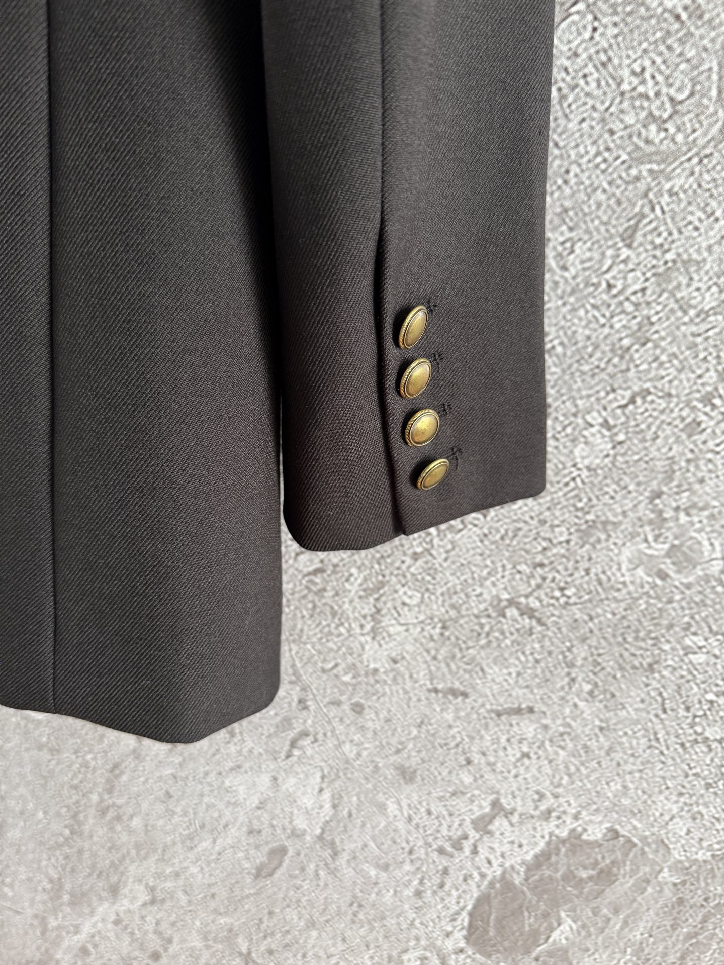 现货‼️‼️🛒款号3/精纺羊毛西装✨强捻纱斜纹羊毛面料，枪驳领、翻盖唇袋、金属双排扣设计，肩头轻微垫肩不