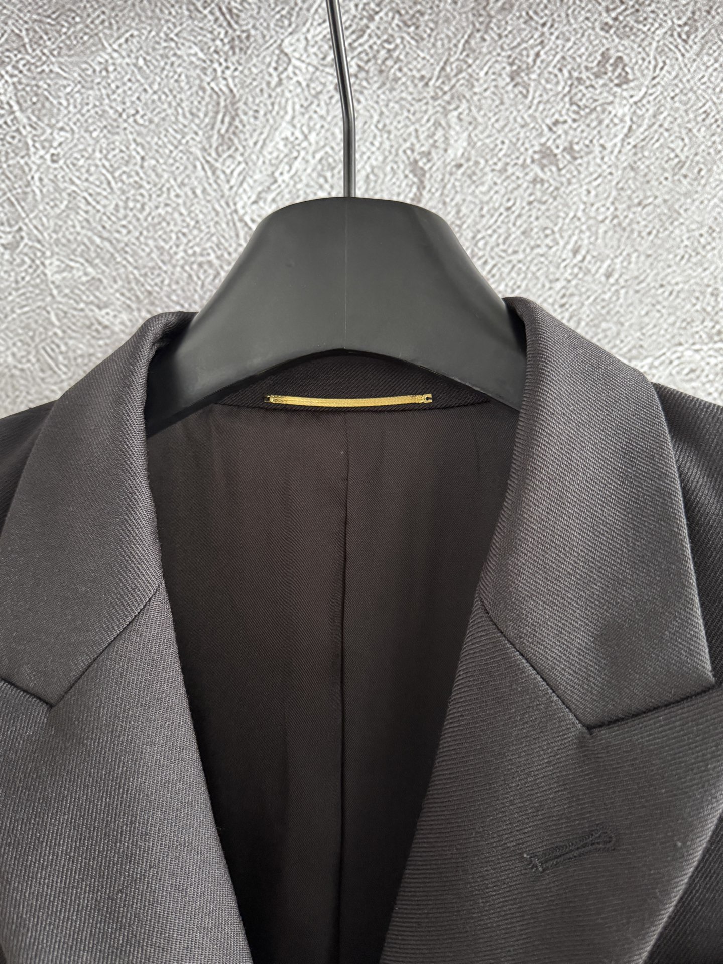 现货‼️‼️🛒款号3/精纺羊毛西装✨强捻纱斜纹羊毛面料，枪驳领、翻盖唇袋、金属双排扣设计，肩头轻微垫肩不