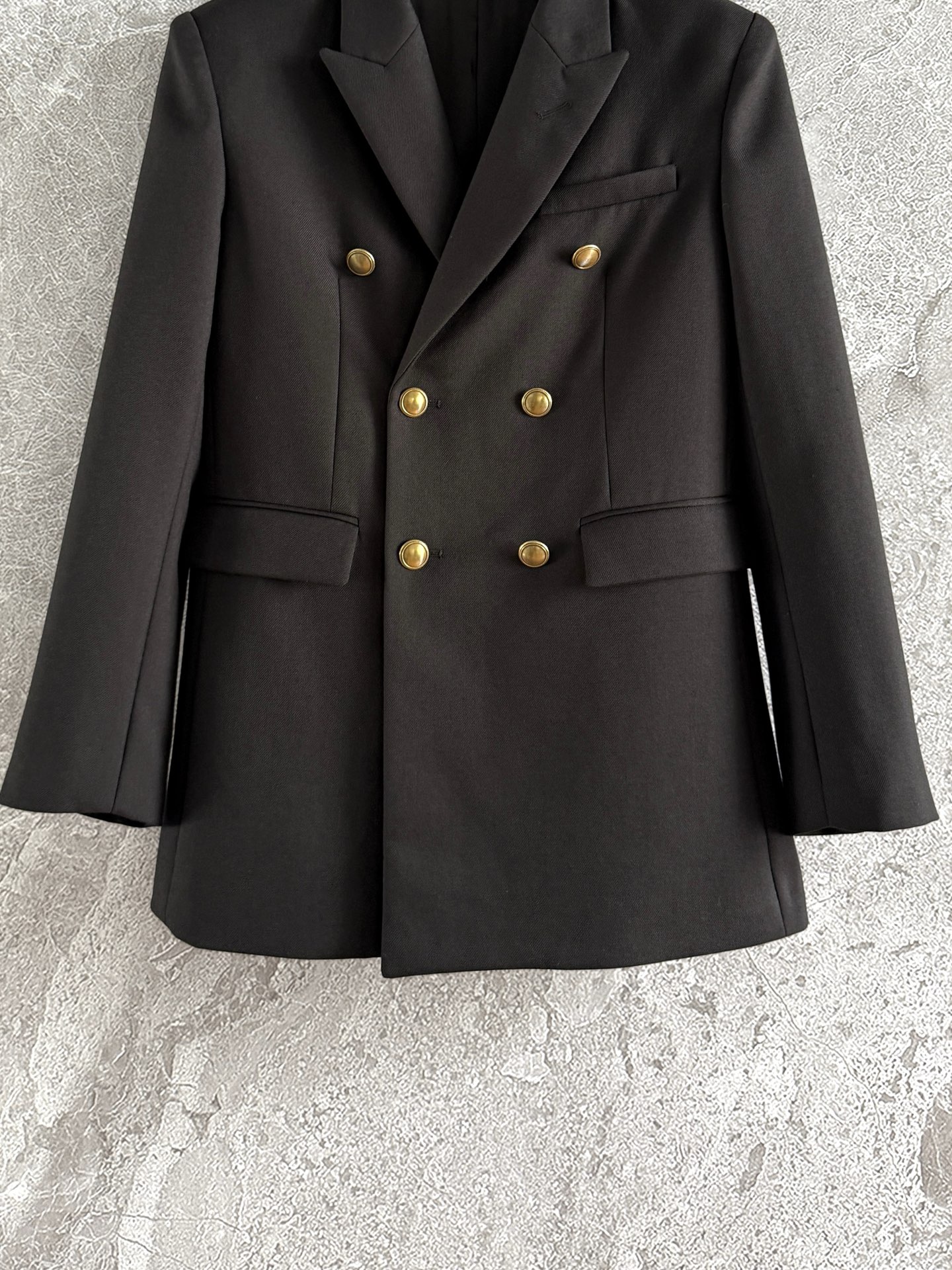 现货‼️‼️🛒款号3/精纺羊毛西装✨强捻纱斜纹羊毛面料，枪驳领、翻盖唇袋、金属双排扣设计，肩头轻微垫肩不
