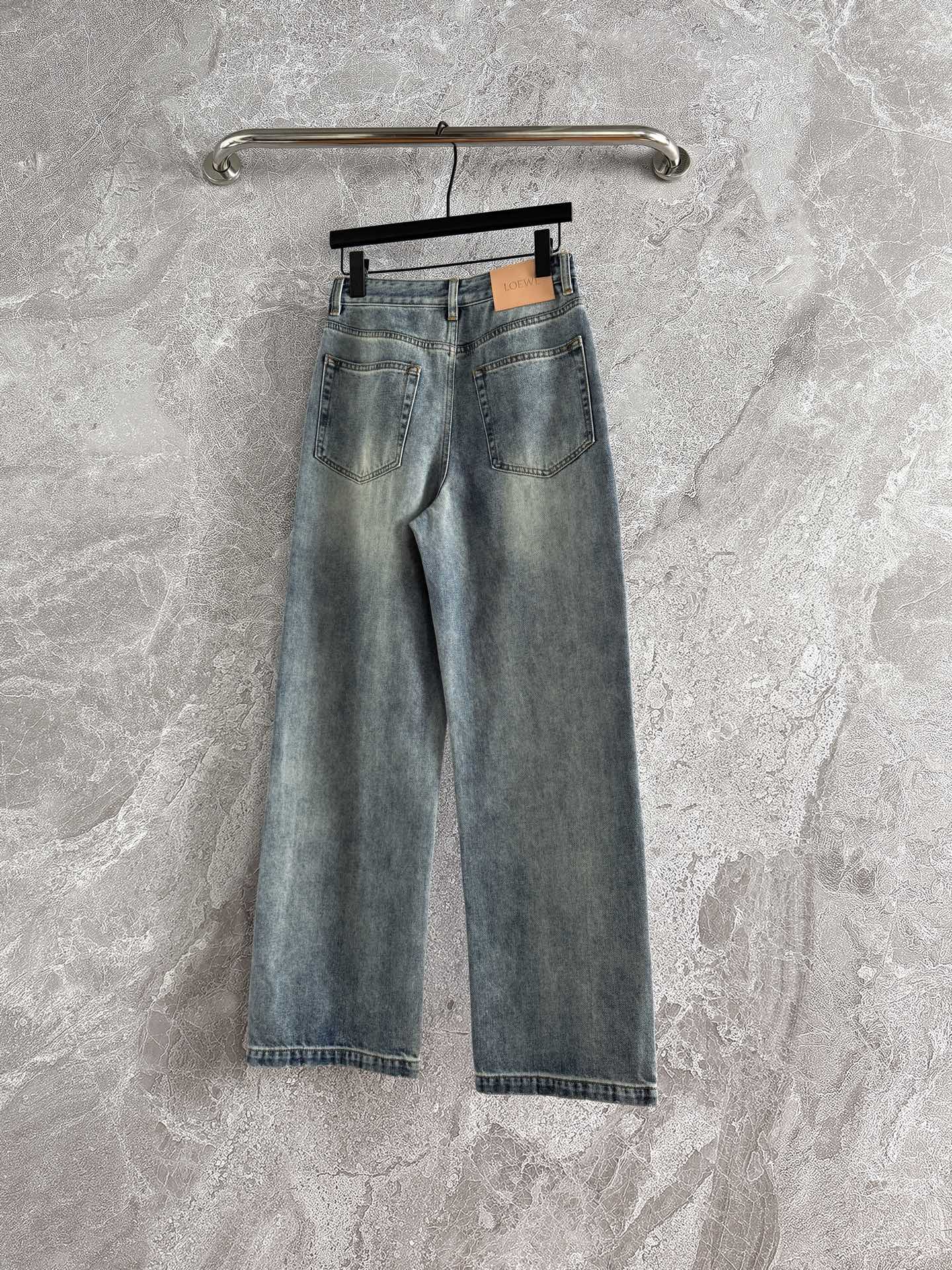 现货‼️‼️🛒款号3010/激光破洞牛仔裤✨运用激光的高能量密度进行雕刻，“烧”出立体花型，呈现精致的细