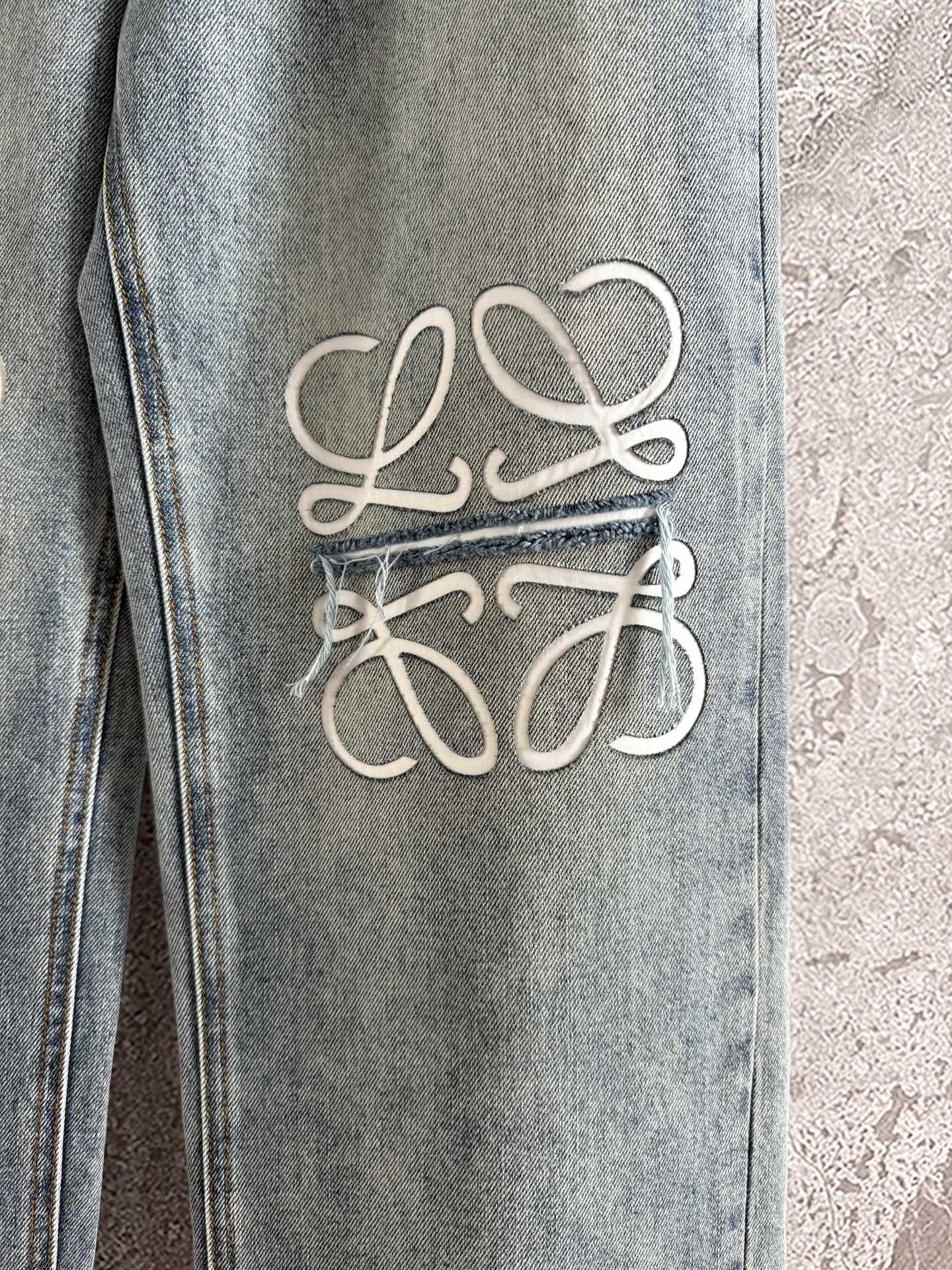 现货‼️‼️🛒款号3010/激光破洞牛仔裤✨运用激光的高能量密度进行雕刻，“烧”出立体花型，呈现精致的细