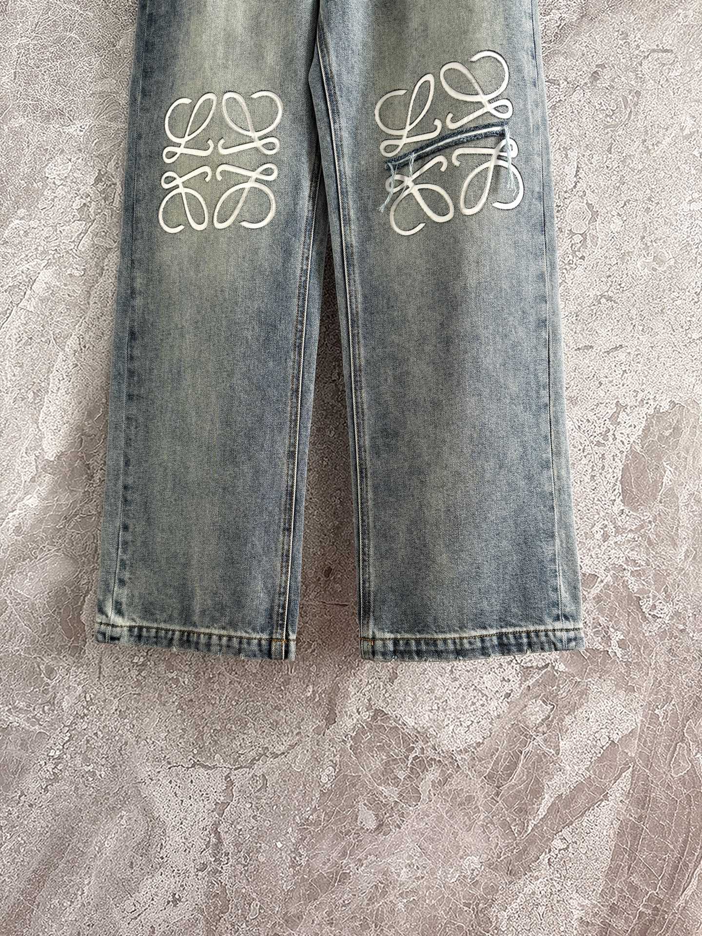 现货‼️‼️🛒款号3010/激光破洞牛仔裤✨运用激光的高能量密度进行雕刻，“烧”出立体花型，呈现精致的细