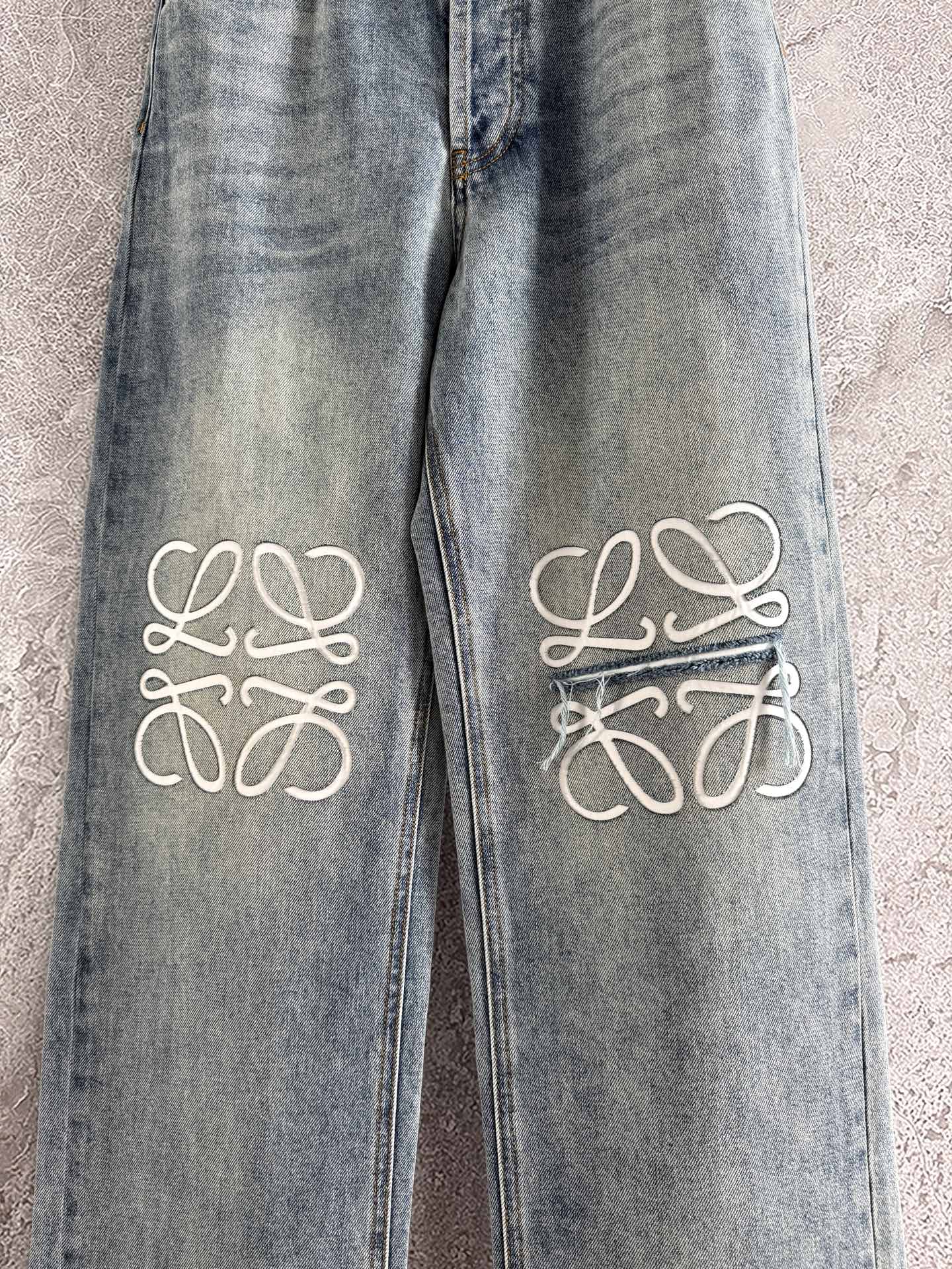 现货‼️‼️🛒款号3010/激光破洞牛仔裤✨运用激光的高能量密度进行雕刻，“烧”出立体花型，呈现精致的细