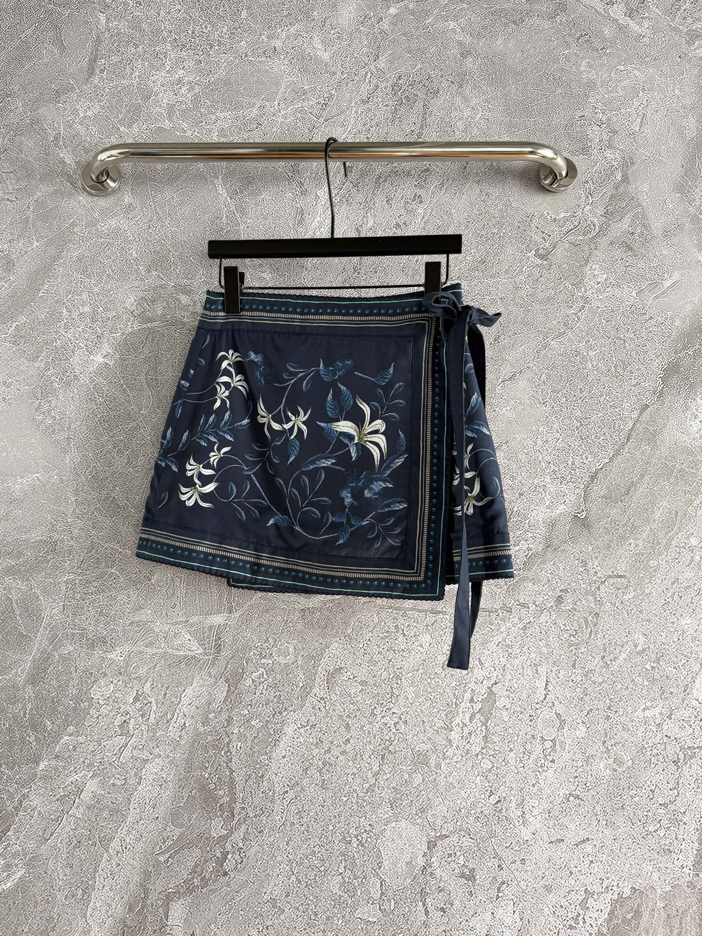 现货S L‼️‼️/围裹系带半裙✨一片式印花系带打结半身裙，腰间有两个纽扣固定，是围裹式的可以自己调节想