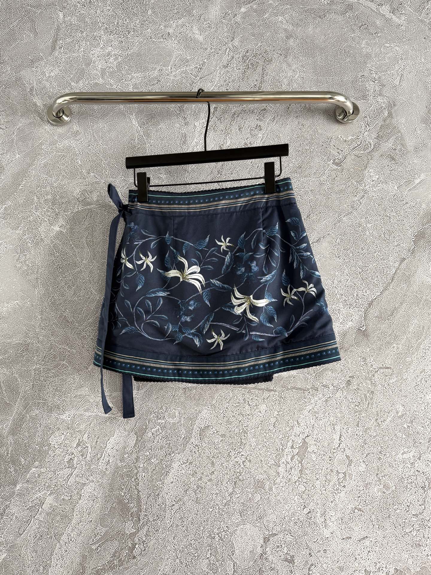 现货S L‼️‼️/围裹系带半裙✨一片式印花系带打结半身裙，腰间有两个纽扣固定，是围裹式的可以自己调节想