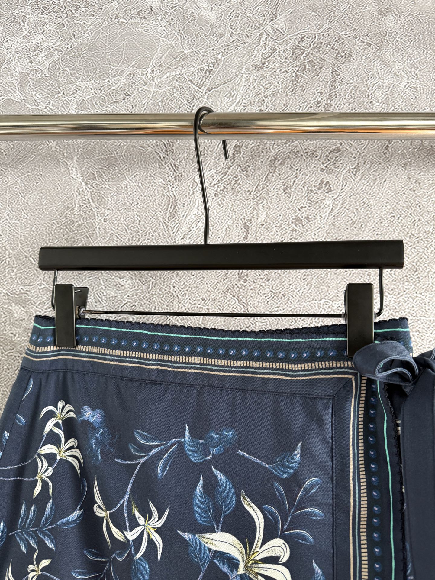 现货S L‼️‼️/围裹系带半裙✨一片式印花系带打结半身裙，腰间有两个纽扣固定，是围裹式的可以自己调节想