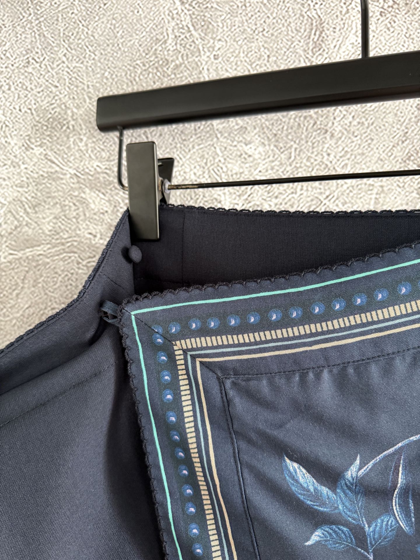 现货S L‼️‼️/围裹系带半裙✨一片式印花系带打结半身裙，腰间有两个纽扣固定，是围裹式的可以自己调节想