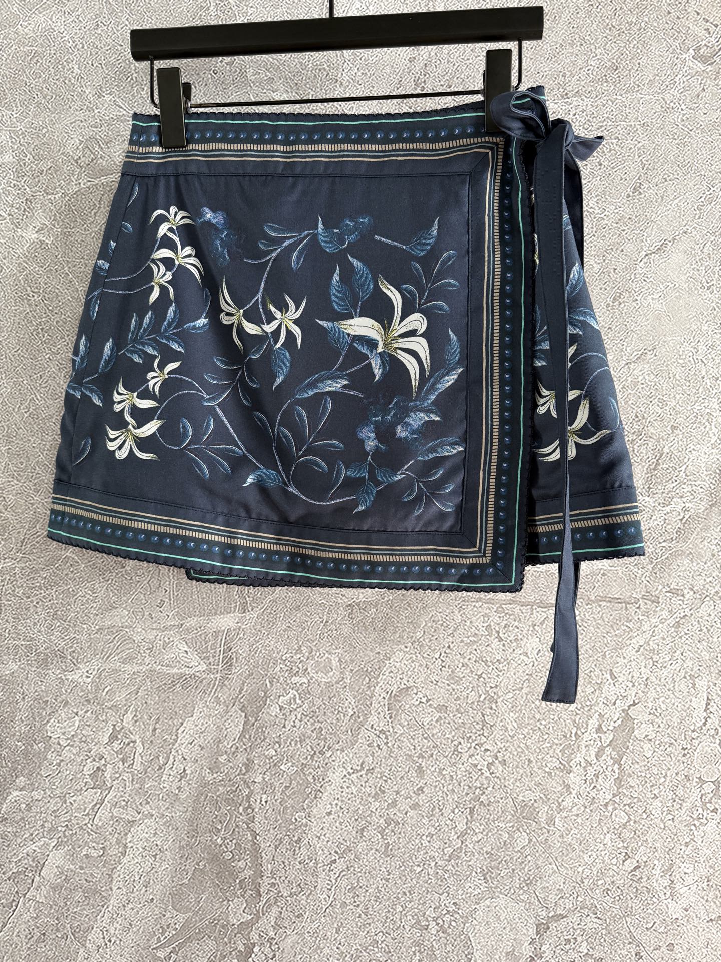 现货S L‼️‼️/围裹系带半裙✨一片式印花系带打结半身裙，腰间有两个纽扣固定，是围裹式的可以自己调节想