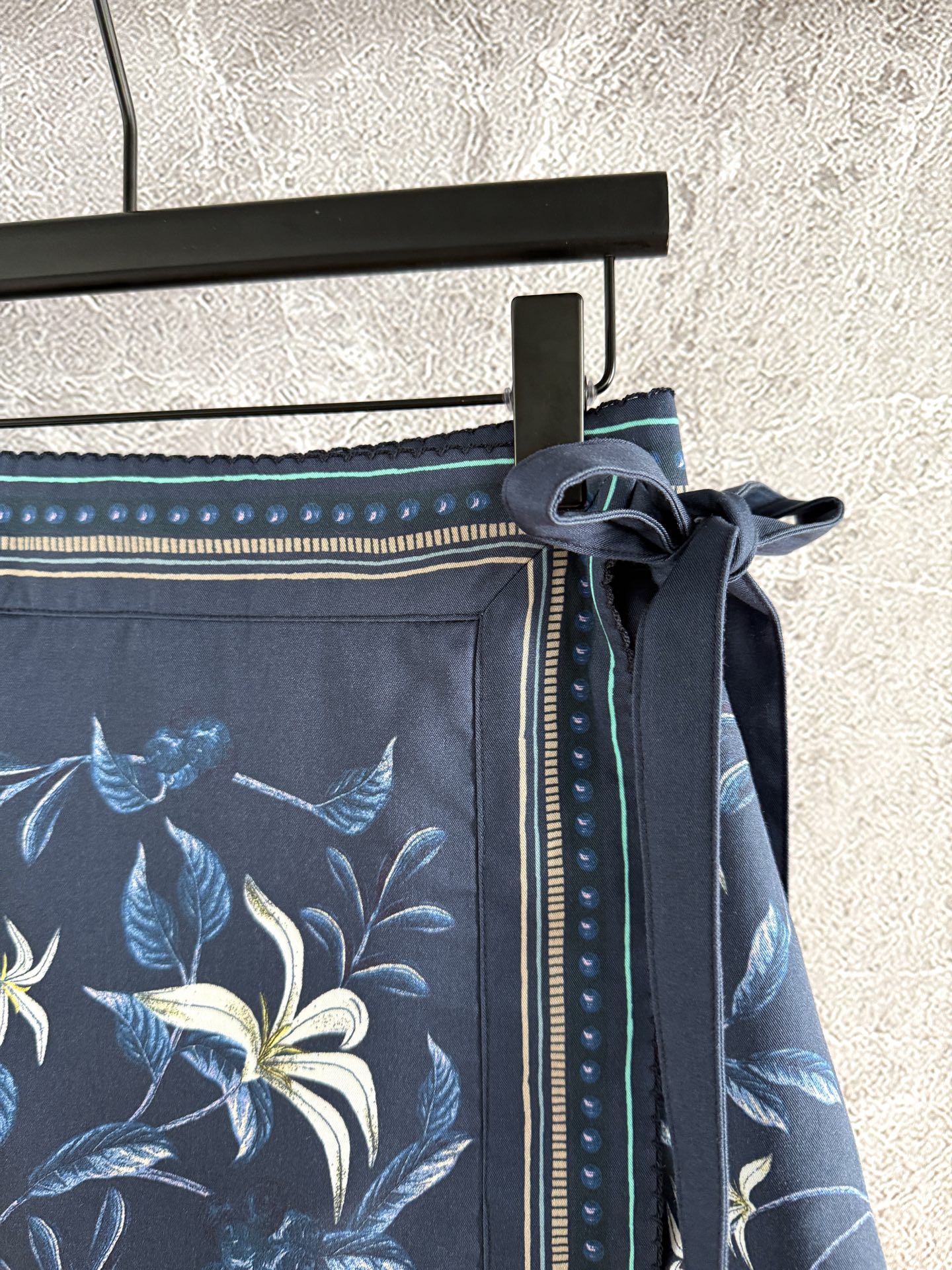 现货S L‼️‼️/围裹系带半裙✨一片式印花系带打结半身裙，腰间有两个纽扣固定，是围裹式的可以自己调节想