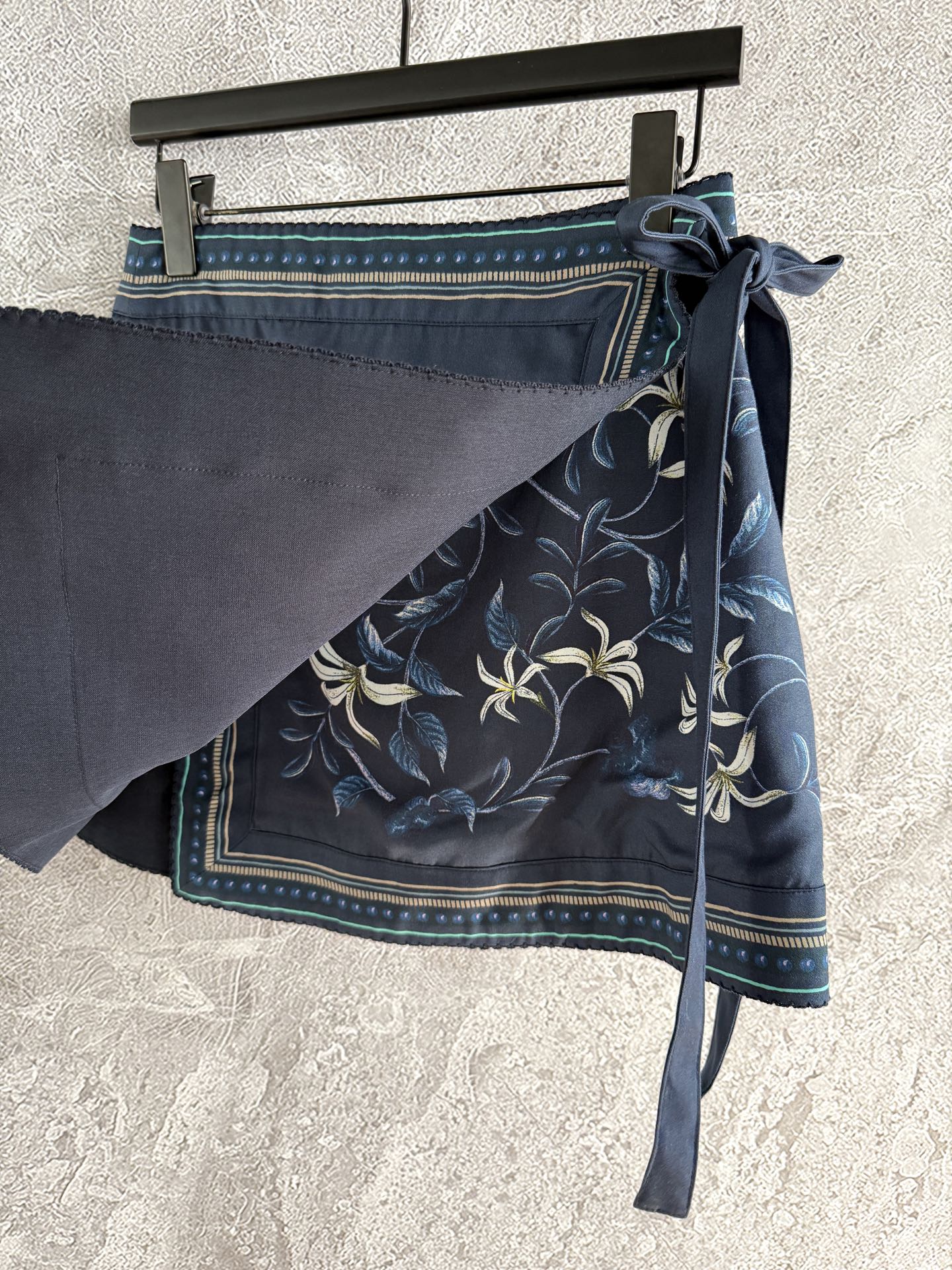 现货S L‼️‼️/围裹系带半裙✨一片式印花系带打结半身裙，腰间有两个纽扣固定，是围裹式的可以自己调节想