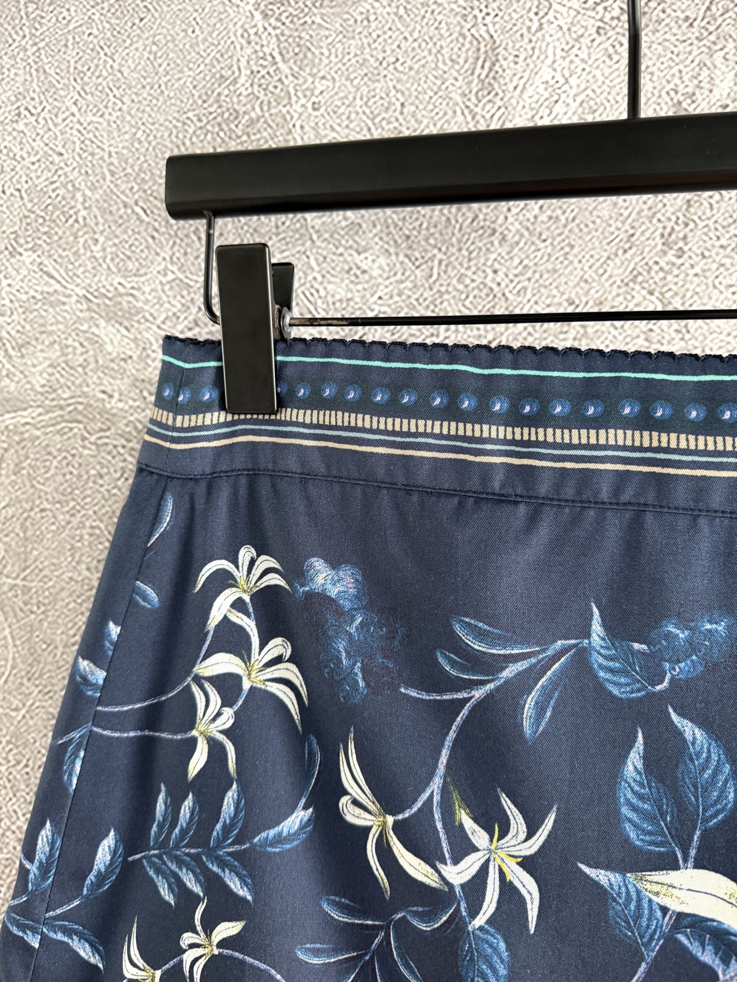 现货S L‼️‼️/围裹系带半裙✨一片式印花系带打结半身裙，腰间有两个纽扣固定，是围裹式的可以自己调节想