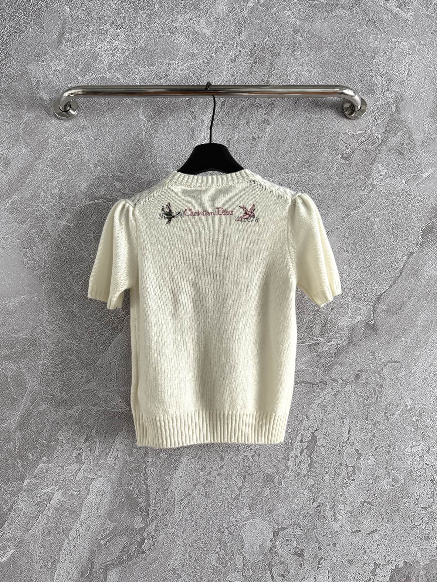 现货‼️‼️🛒款号308/莫奈花园短袖针织衫✨轻薄软糯的山羊绒材质，纱线上身立体轻盈，亲肤体感太赞了，为