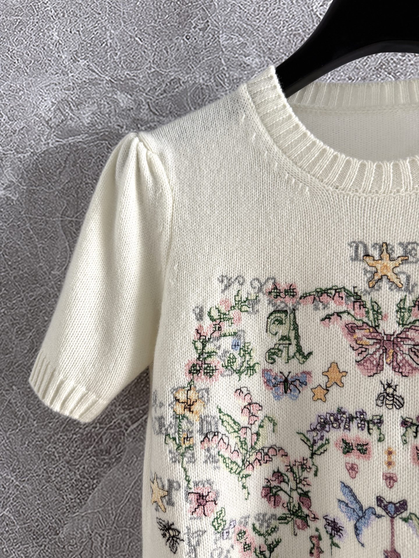 现货‼️‼️🛒款号308/莫奈花园短袖针织衫✨轻薄软糯的山羊绒材质，纱线上身立体轻盈，亲肤体感太赞了，为