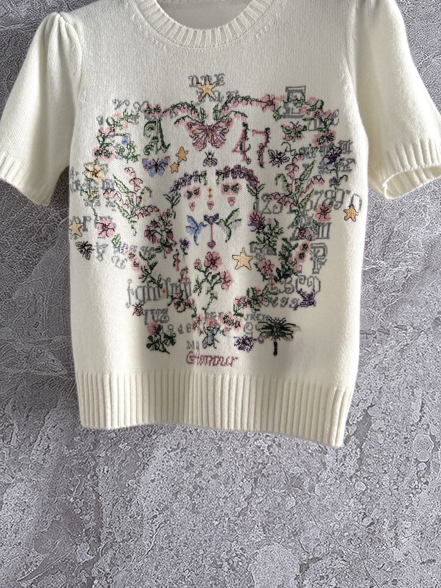 现货‼️‼️🛒款号308/莫奈花园短袖针织衫✨轻薄软糯的山羊绒材质，纱线上身立体轻盈，亲肤体感太赞了，为