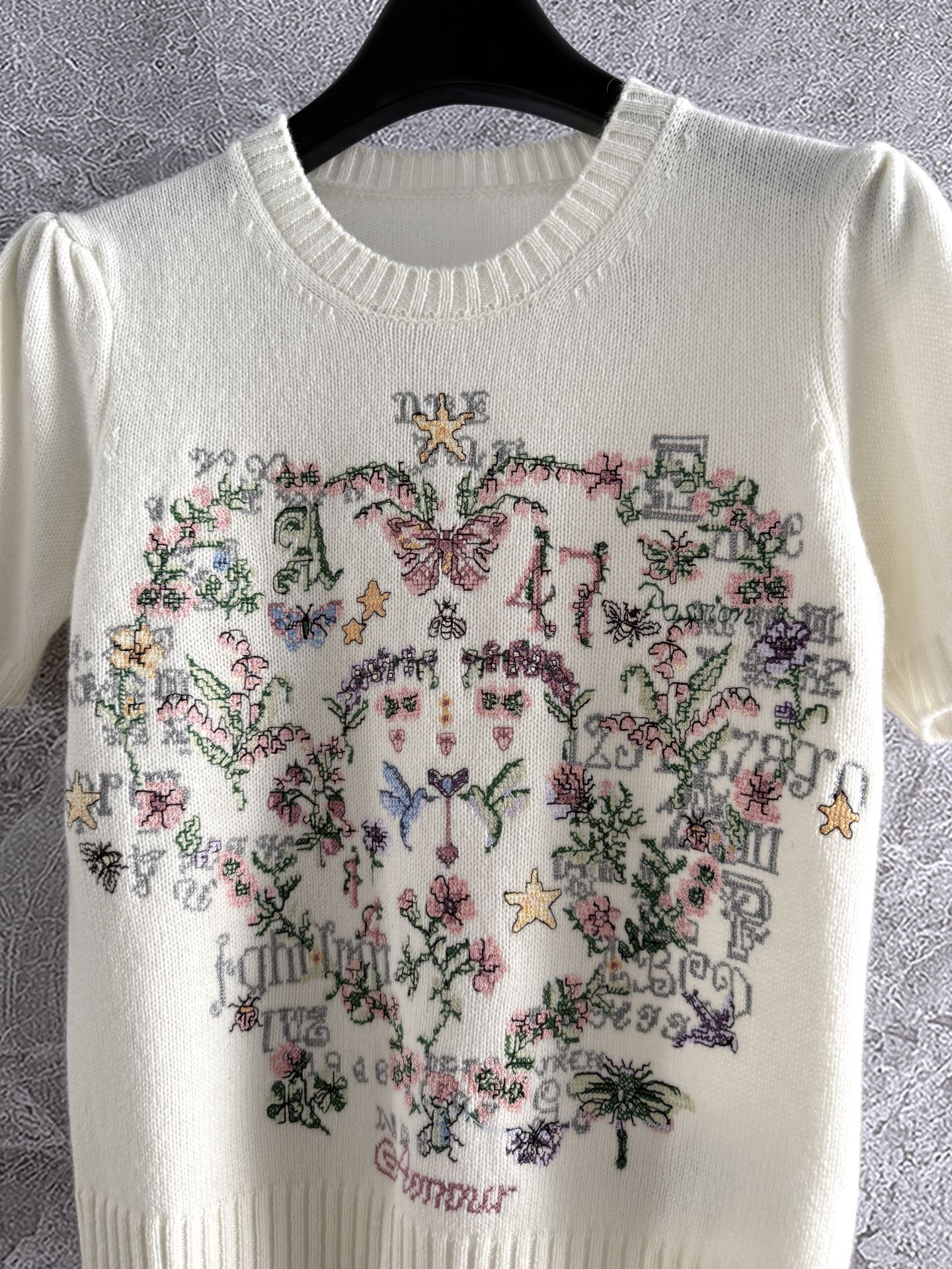 现货‼️‼️🛒款号308/莫奈花园短袖针织衫✨轻薄软糯的山羊绒材质，纱线上身立体轻盈，亲肤体感太赞了，为