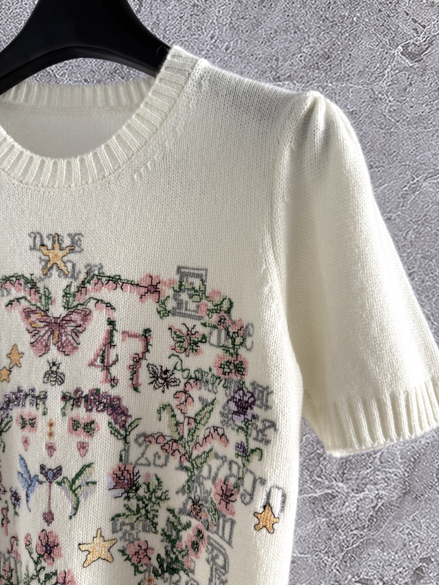 现货‼️‼️🛒款号308/莫奈花园短袖针织衫✨轻薄软糯的山羊绒材质，纱线上身立体轻盈，亲肤体感太赞了，为