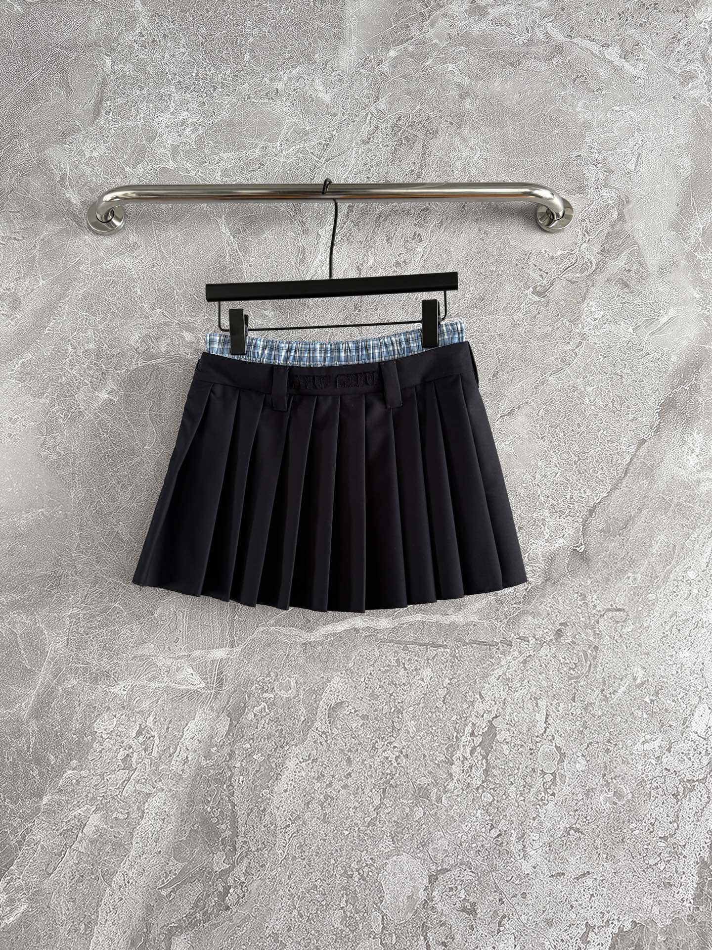 现货‼️‼️/格子半身裙✨定织精纺羊毛面料（不是棉质）绣花后回来压褶定型，可以轻松穿出元气感，缪里缪气的