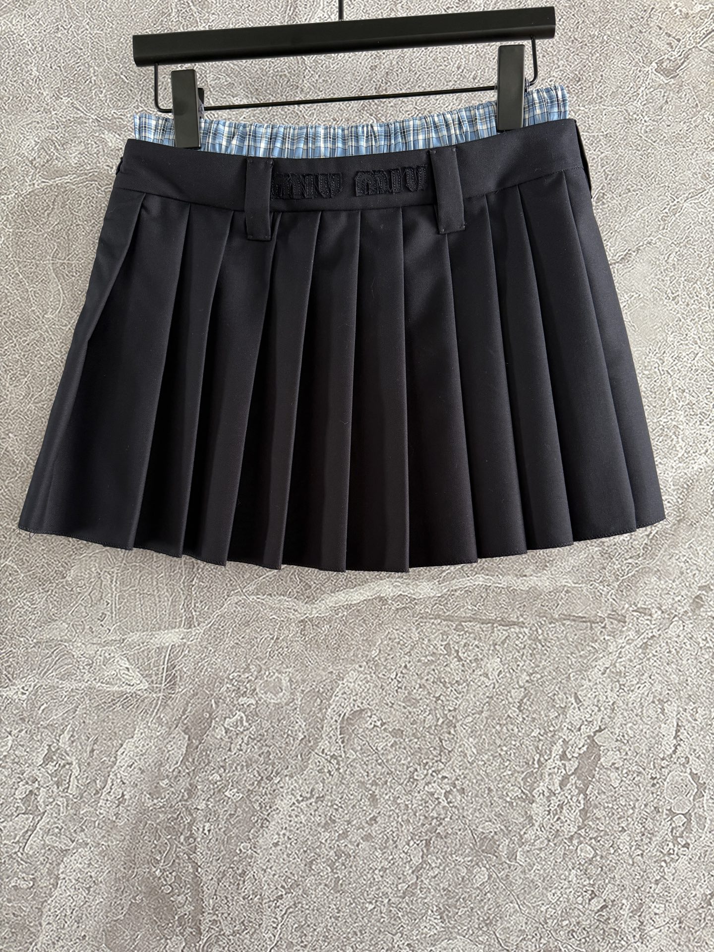 现货‼️‼️/格子半身裙✨定织精纺羊毛面料（不是棉质）绣花后回来压褶定型，可以轻松穿出元气感，缪里缪气的