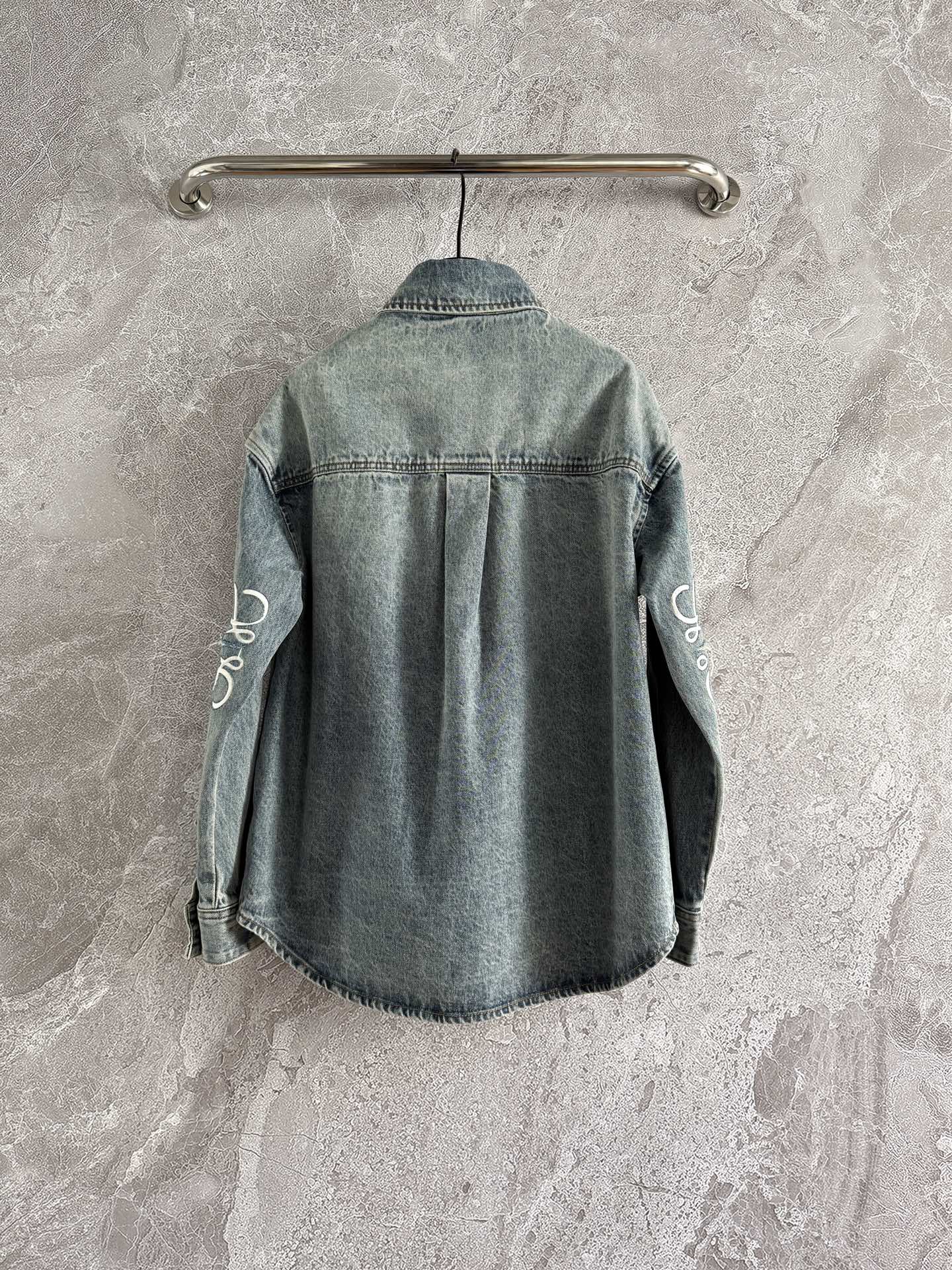 现货‼️‼️🛒款号320/激光切割牛仔外套✨运用激光的高能量密度进行雕刻，“烧”出立体花型，肘部饰有手工