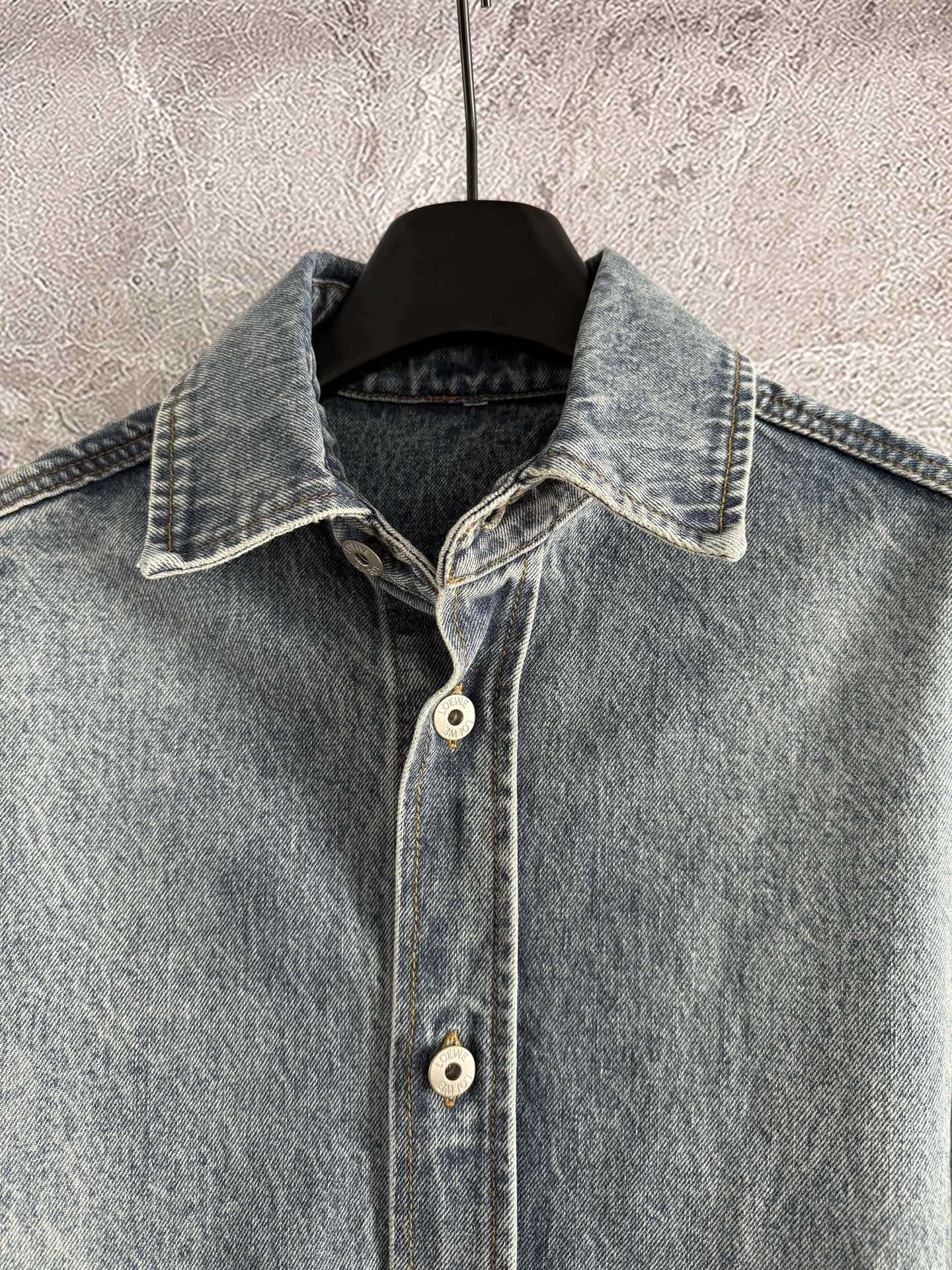 现货‼️‼️🛒款号320/激光切割牛仔外套✨运用激光的高能量密度进行雕刻，“烧”出立体花型，肘部饰有手工