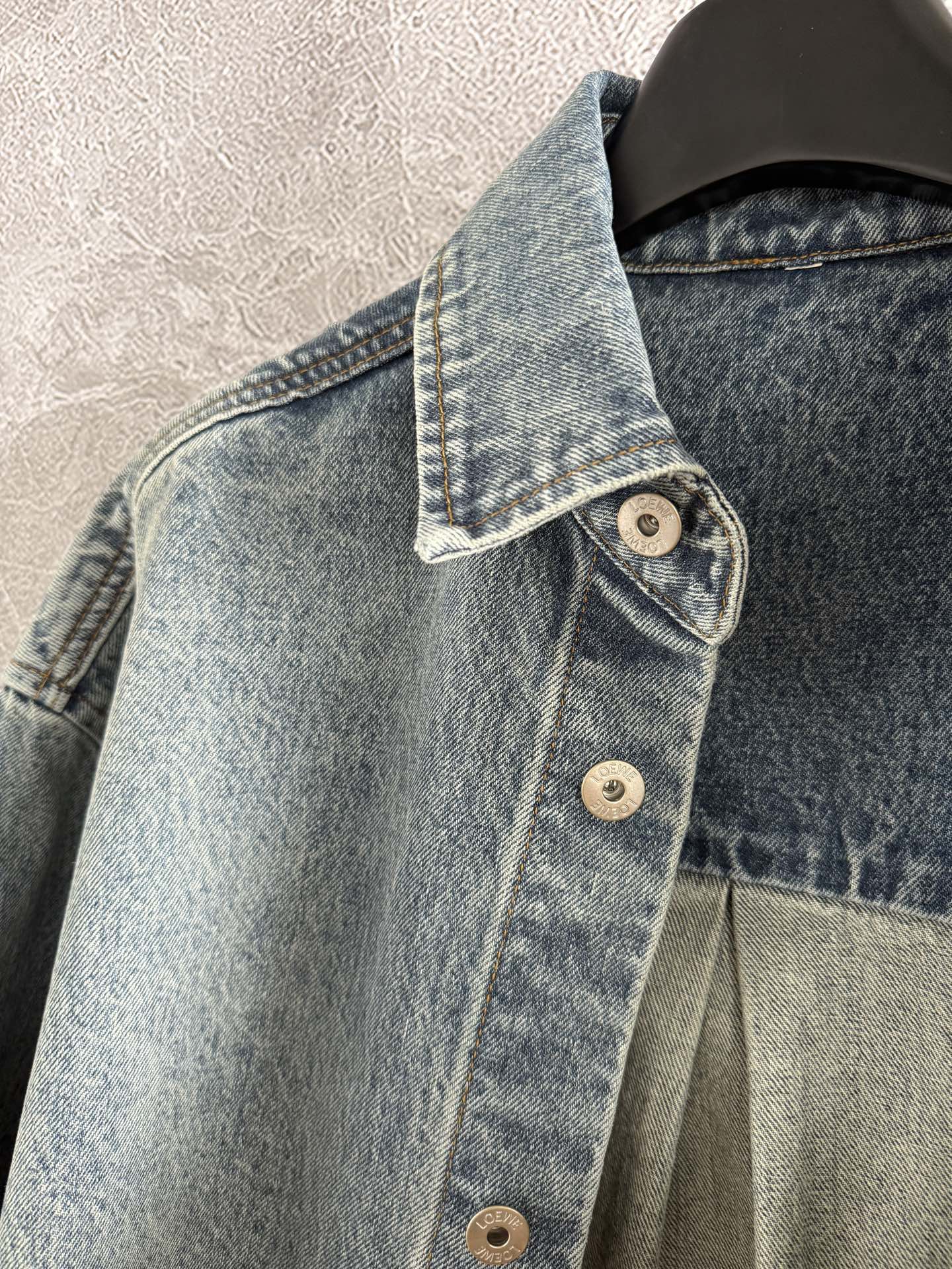 现货‼️‼️🛒款号320/激光切割牛仔外套✨运用激光的高能量密度进行雕刻，“烧”出立体花型，肘部饰有手工