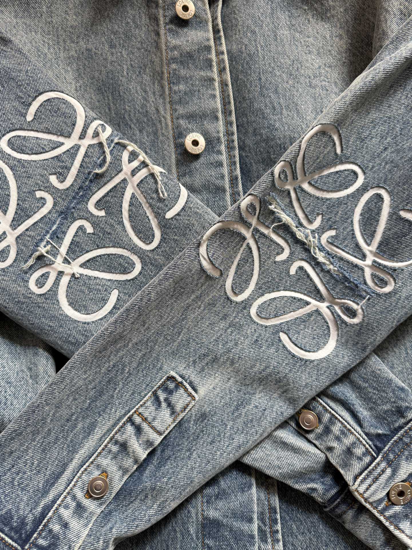现货‼️‼️🛒款号320/激光切割牛仔外套✨运用激光的高能量密度进行雕刻，“烧”出立体花型，肘部饰有手工