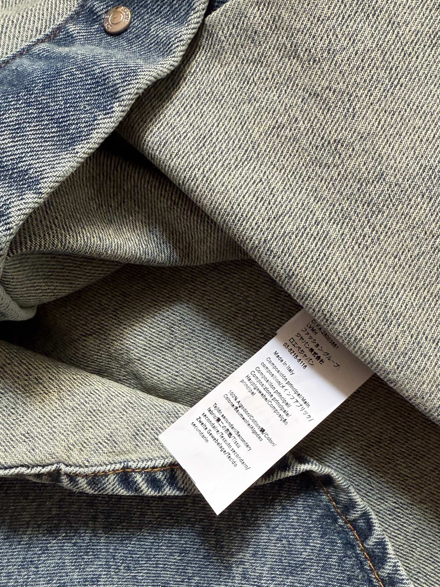 现货‼️‼️🛒款号320/激光切割牛仔外套✨运用激光的高能量密度进行雕刻，“烧”出立体花型，肘部饰有手工