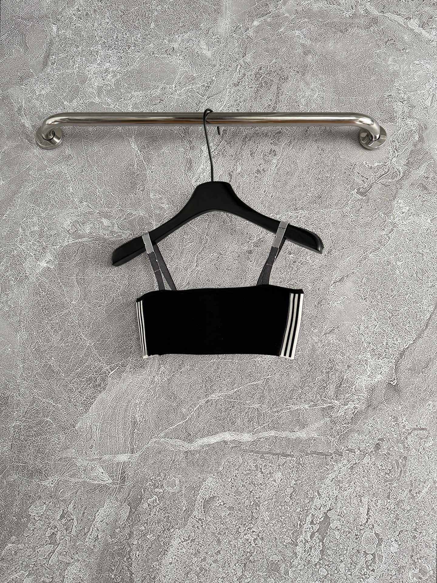 现货‼️‼️/法式抹胸上衣✨黑色密纺科技面料，以高订精神演绎运动风范，搭配肩带和侧面提花条形图案，简约服