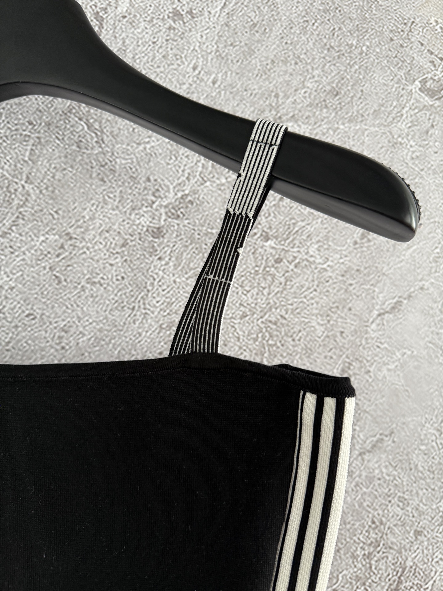 现货‼️‼️/法式抹胸上衣✨黑色密纺科技面料，以高订精神演绎运动风范，搭配肩带和侧面提花条形图案，简约服