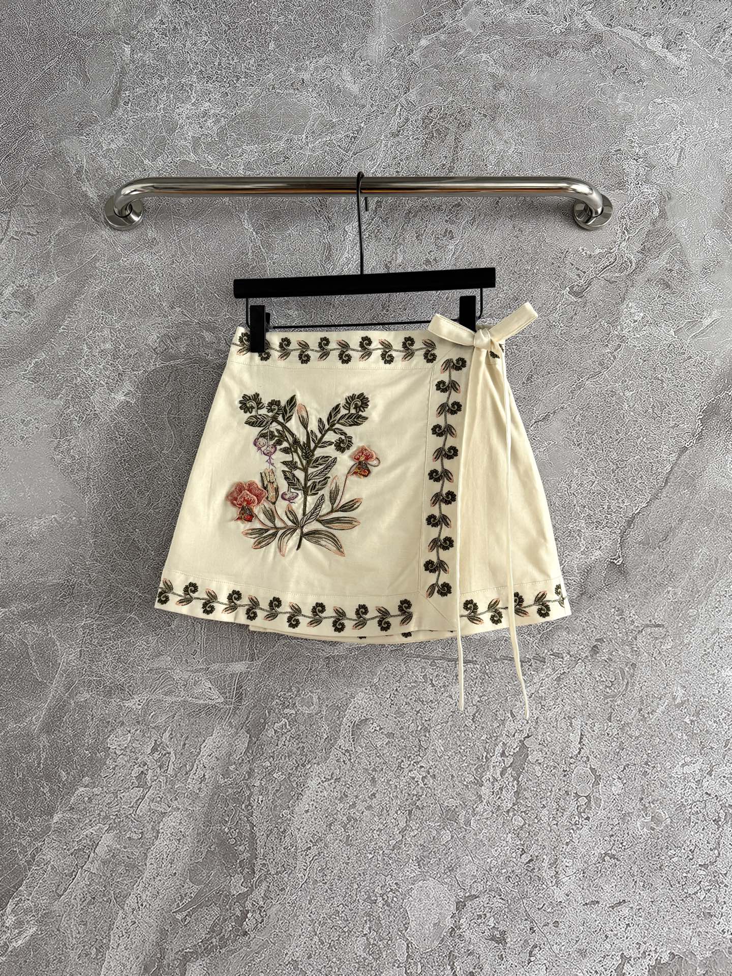 现货‼️‼️/绣花围裹半裙✨惊艳又重工刺绣的线条清晰、针脚细密，每一处都体现了对精湛技艺和对细节的极致追