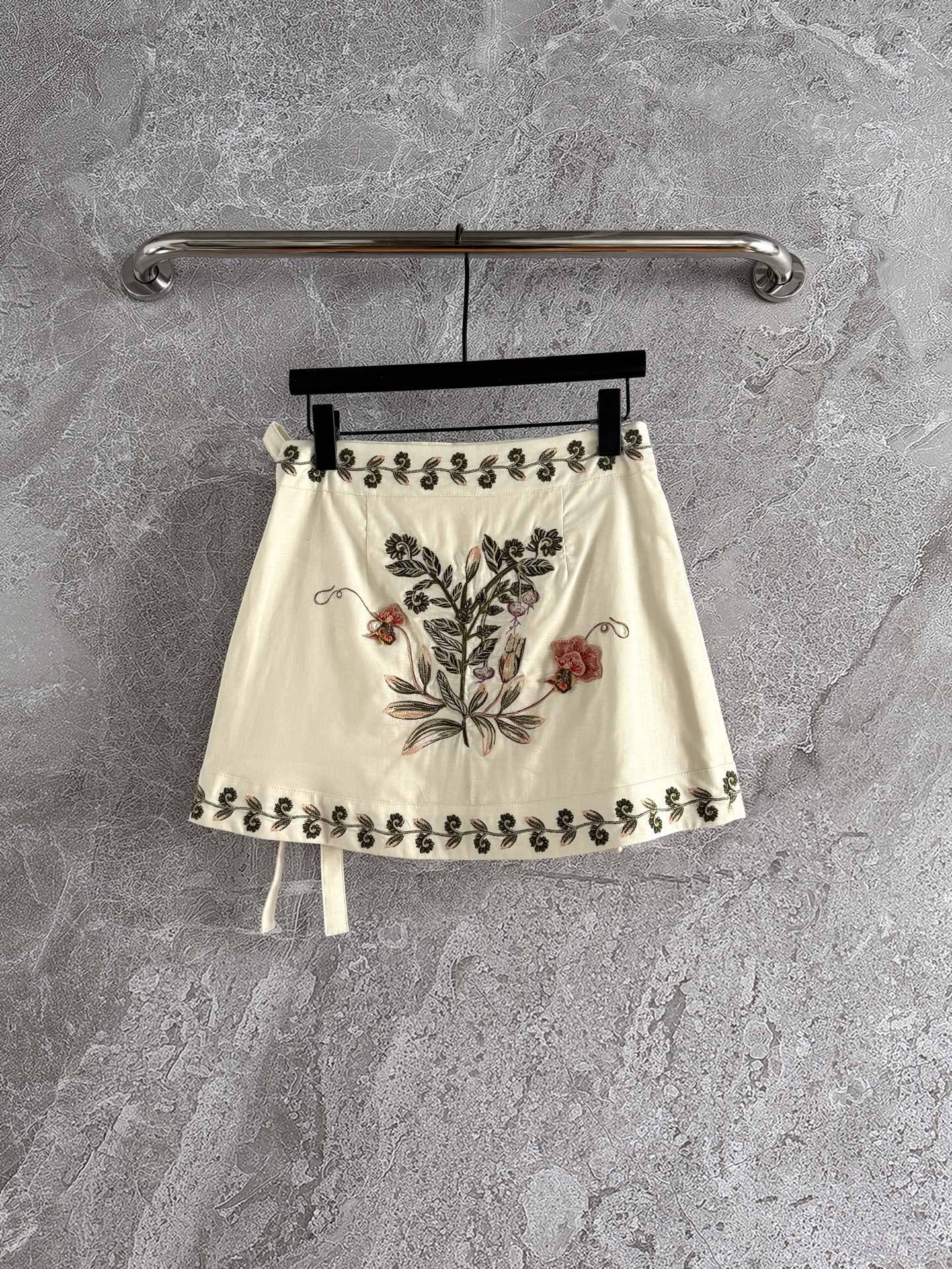 现货‼️‼️/绣花围裹半裙✨惊艳又重工刺绣的线条清晰、针脚细密，每一处都体现了对精湛技艺和对细节的极致追