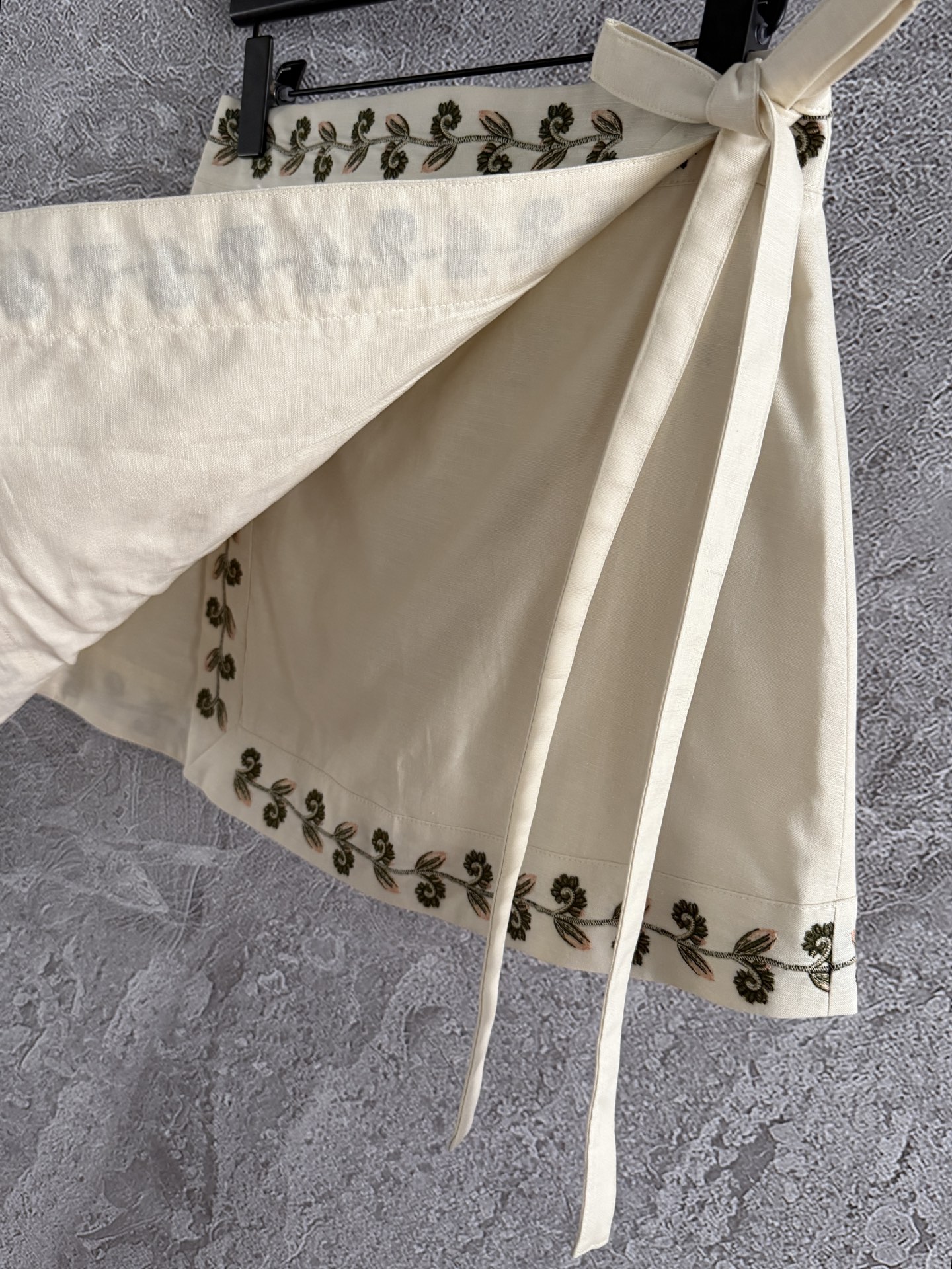 现货‼️‼️/绣花围裹半裙✨惊艳又重工刺绣的线条清晰、针脚细密，每一处都体现了对精湛技艺和对细节的极致追