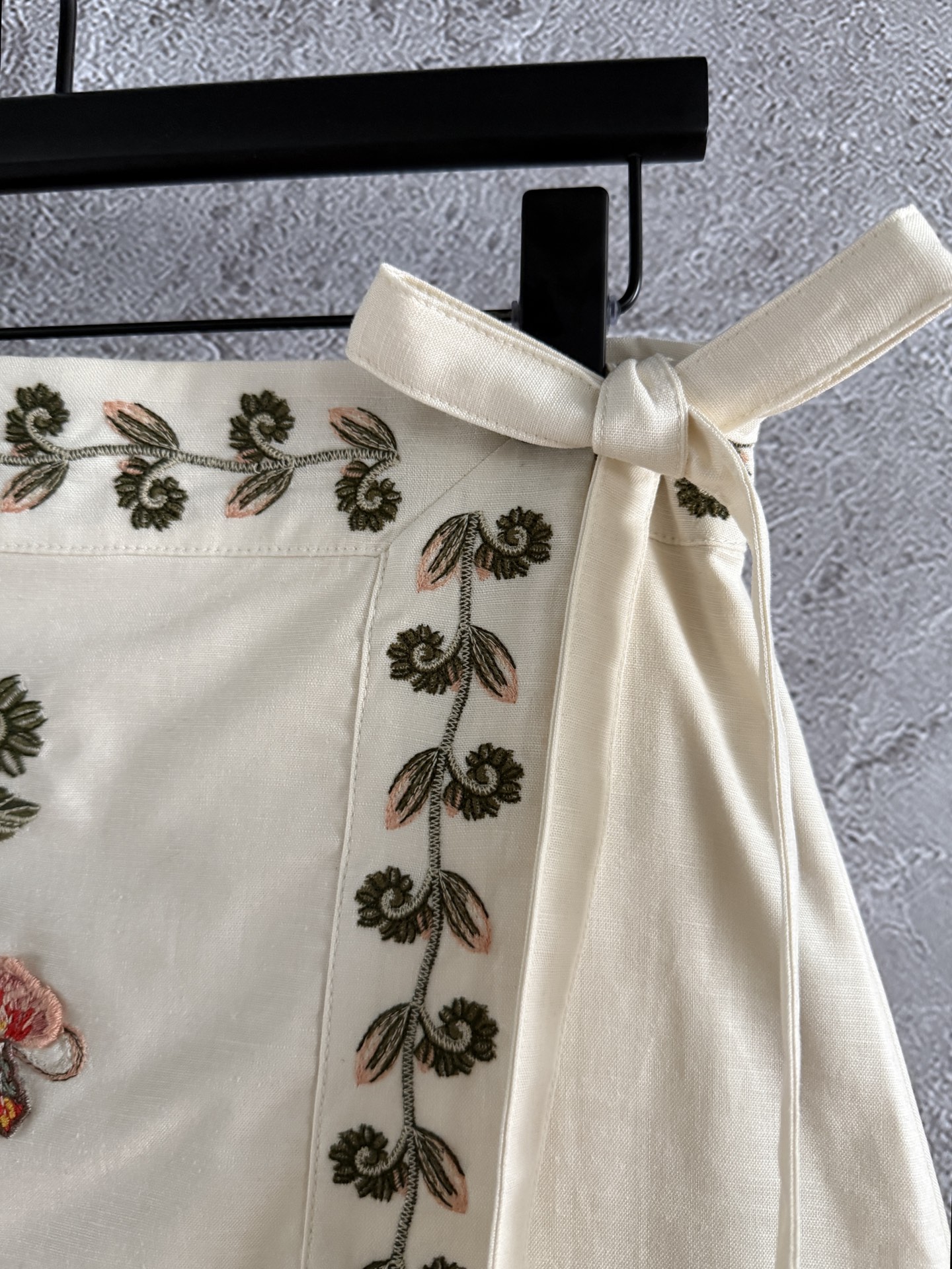 现货‼️‼️/绣花围裹半裙✨惊艳又重工刺绣的线条清晰、针脚细密，每一处都体现了对精湛技艺和对细节的极致追