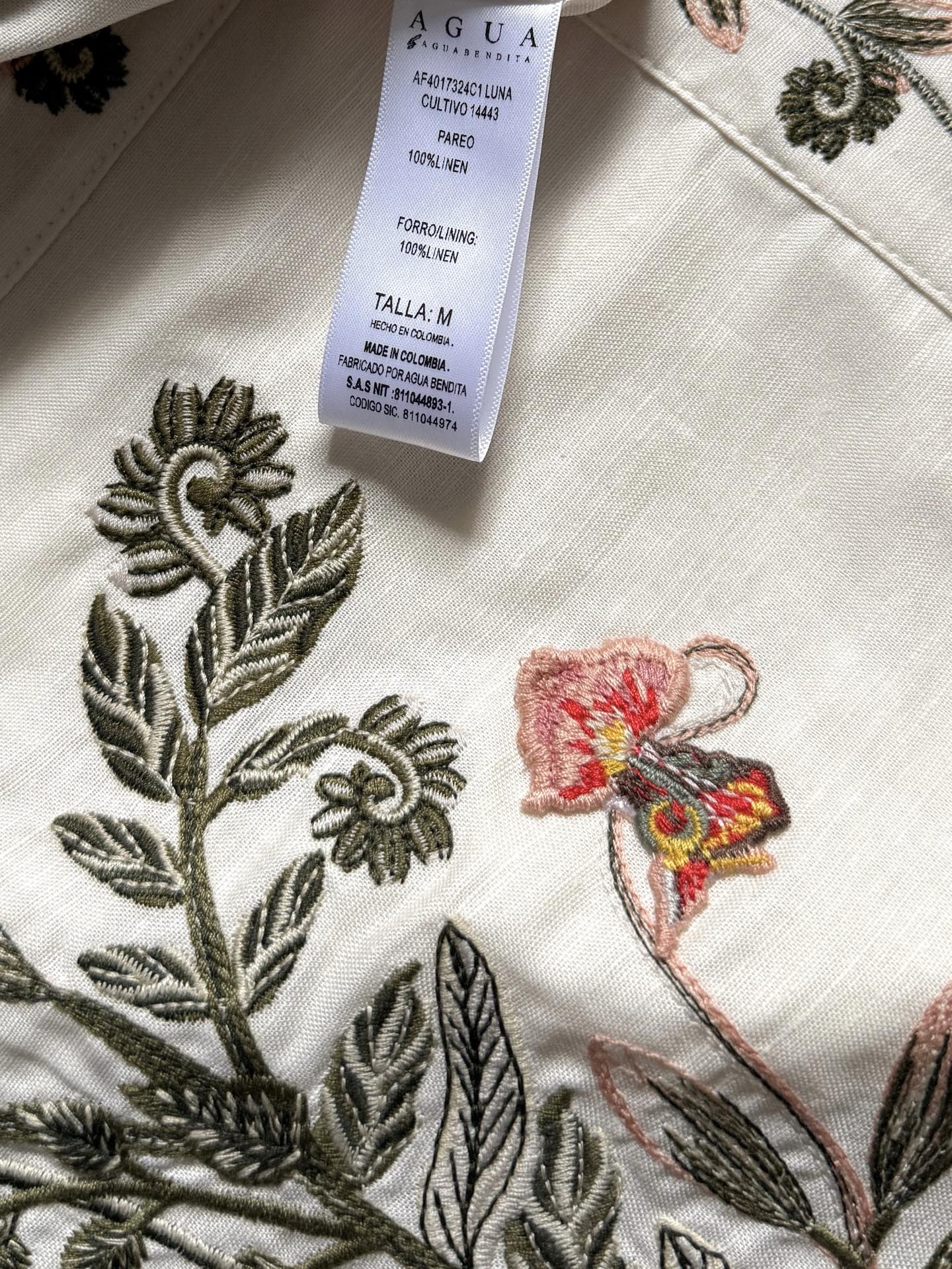 现货‼️‼️/绣花围裹半裙✨惊艳又重工刺绣的线条清晰、针脚细密，每一处都体现了对精湛技艺和对细节的极致追