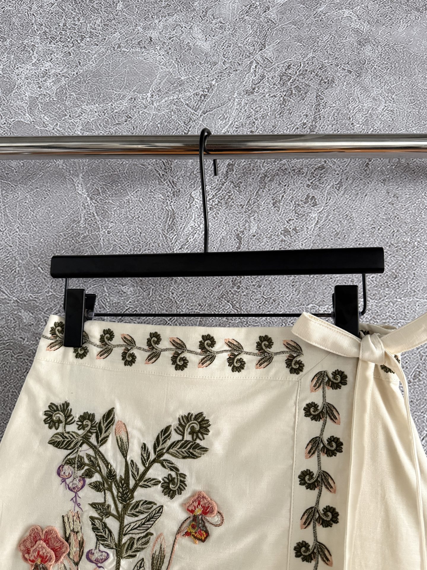 现货‼️‼️/绣花围裹半裙✨惊艳又重工刺绣的线条清晰、针脚细密，每一处都体现了对精湛技艺和对细节的极致追