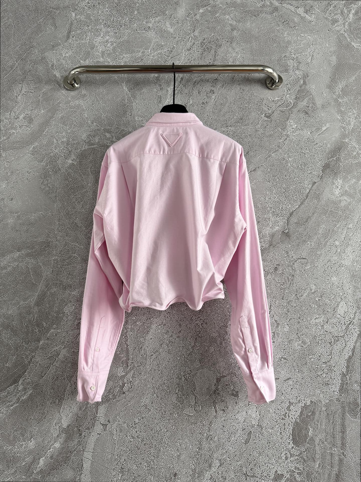 现货‼️‼️🛒款号4010/扭扭乐衬衫✨牛津纺精梳棉质面料，可以任意造型，领口、袖口、下摆都有隐形软铝丝