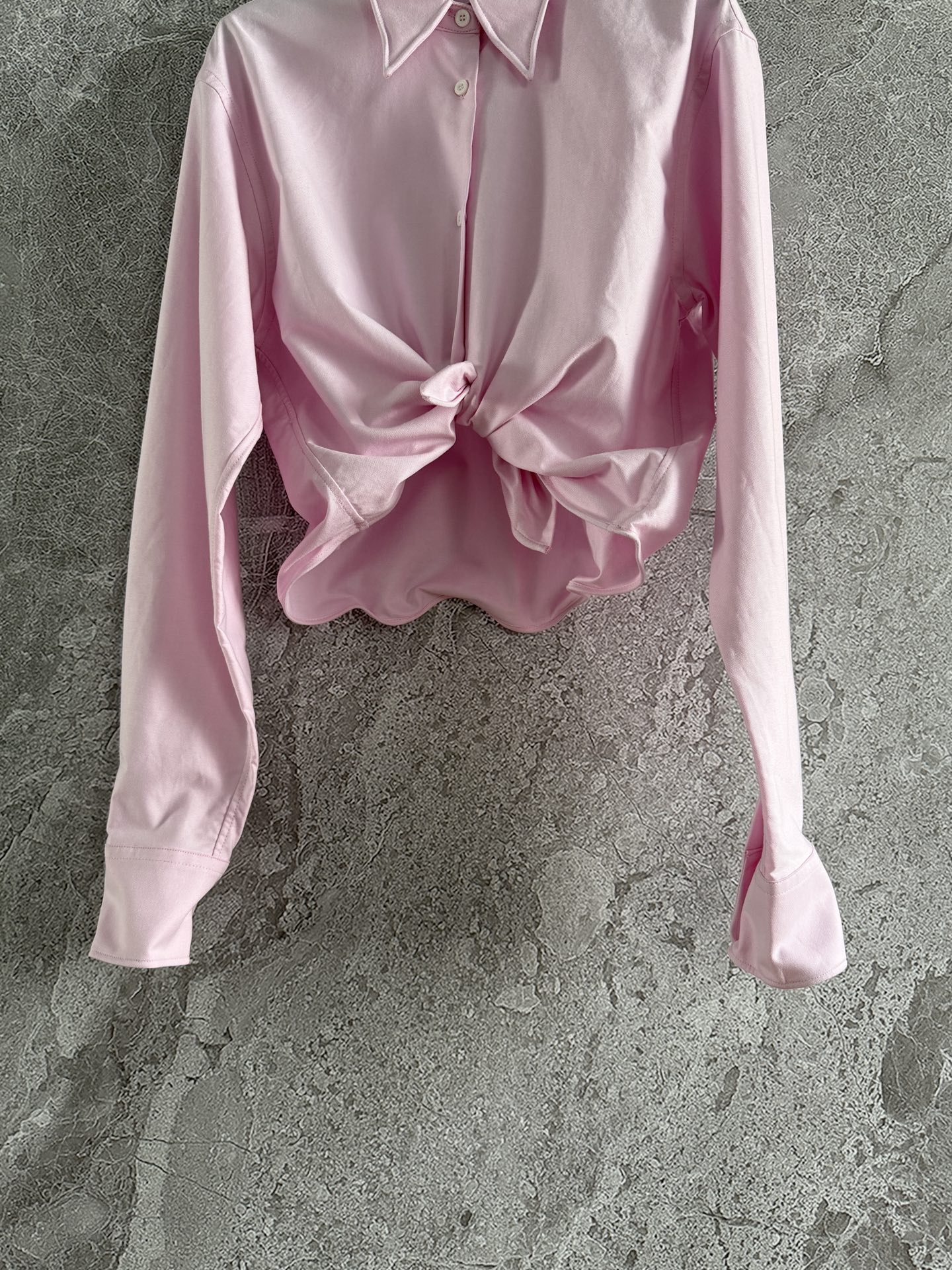 现货‼️‼️🛒款号4010/扭扭乐衬衫✨牛津纺精梳棉质面料，可以任意造型，领口、袖口、下摆都有隐形软铝丝