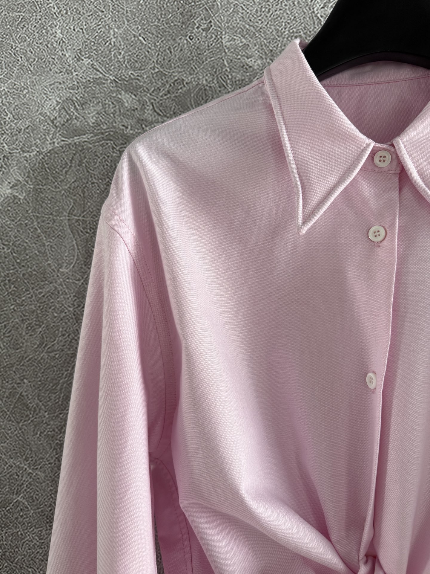 现货‼️‼️🛒款号4010/扭扭乐衬衫✨牛津纺精梳棉质面料，可以任意造型，领口、袖口、下摆都有隐形软铝丝