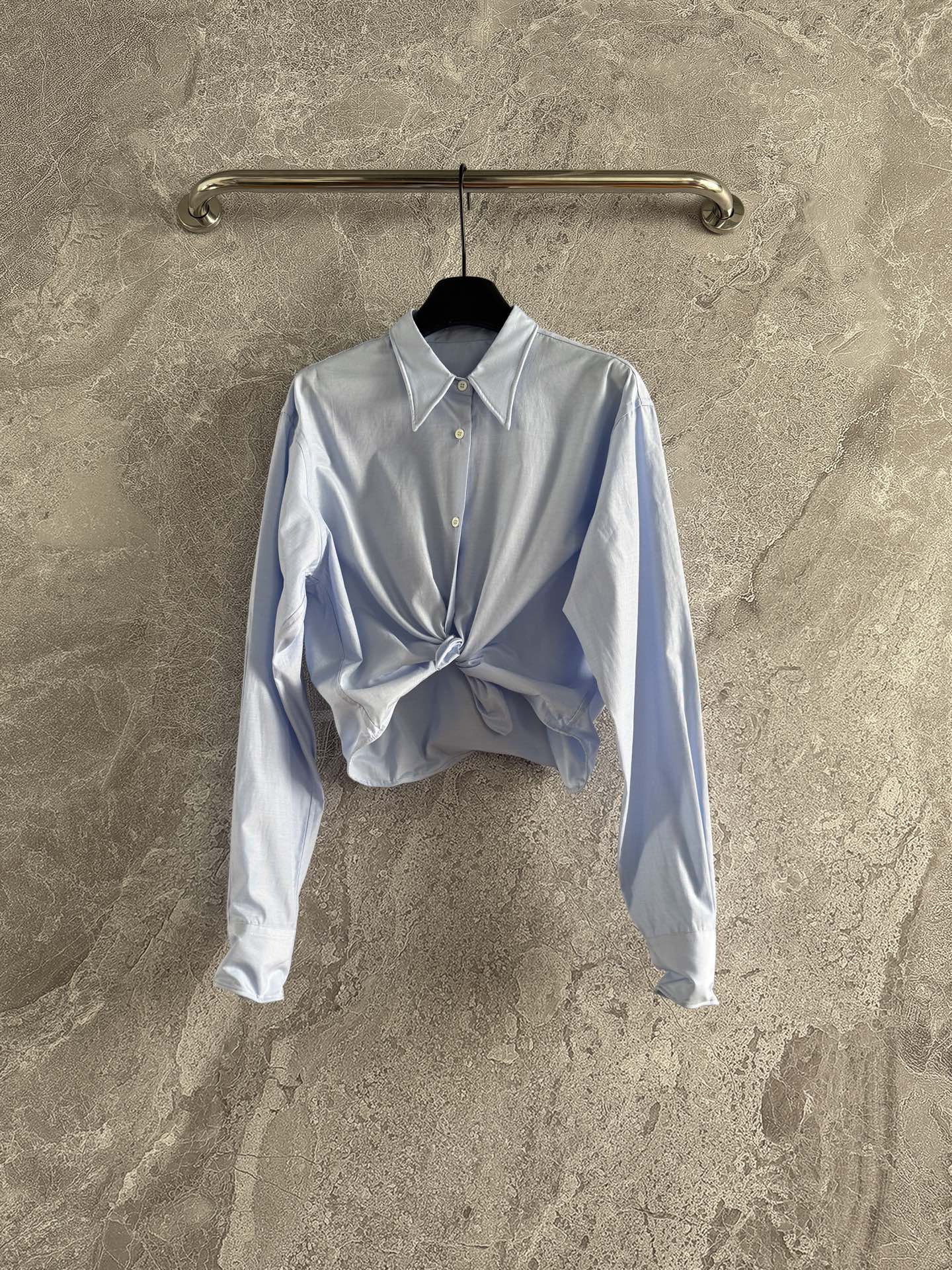 现货‼️‼️🛒款号4/扭扭乐衬衫✨牛津纺精梳棉质面料，可以任意造型，领口、袖口、下摆都有隐形软铝丝塑形，