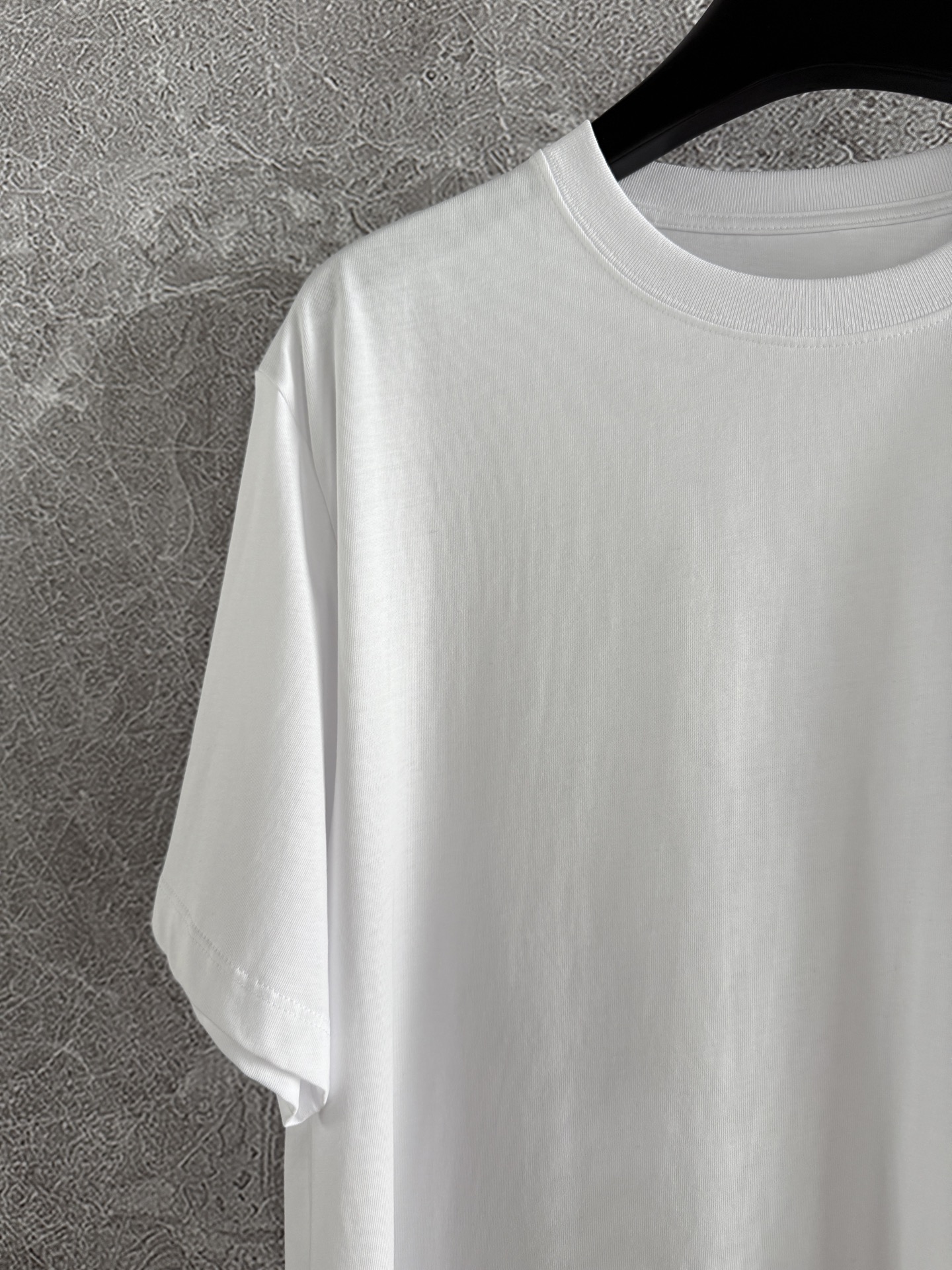 现货‼️‼️🛒款号4020/简约logo白T恤✨宽松oversize版型，男女同款、采用棉质平纹针织面料