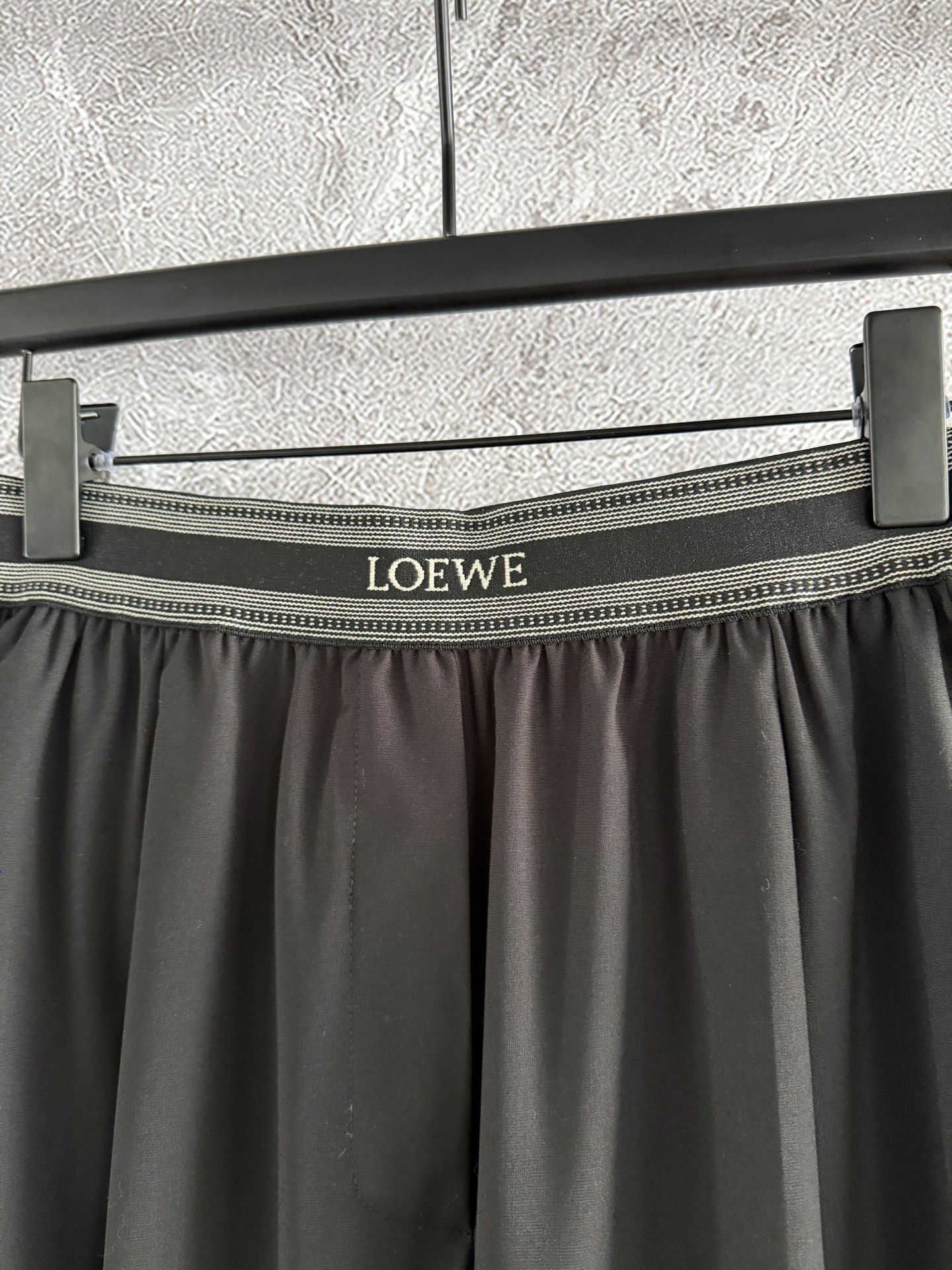 现货‼️‼️/织带羊毛休闲裤✨轻薄羊毛面料，面料的手感干爽且具骨感，夏天穿着也不会有太大的负担，定织松紧