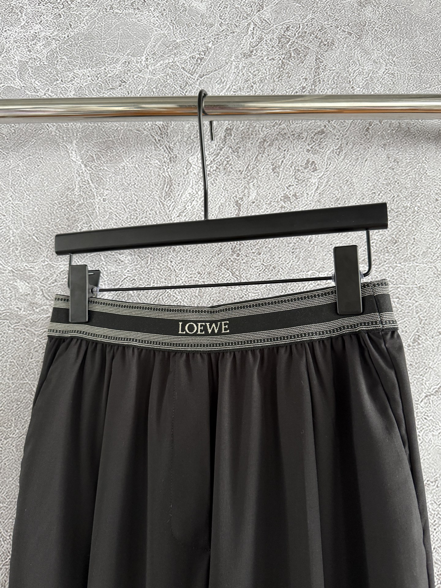 现货‼️‼️/织带羊毛休闲裤✨轻薄羊毛面料，面料的手感干爽且具骨感，夏天穿着也不会有太大的负担，定织松紧