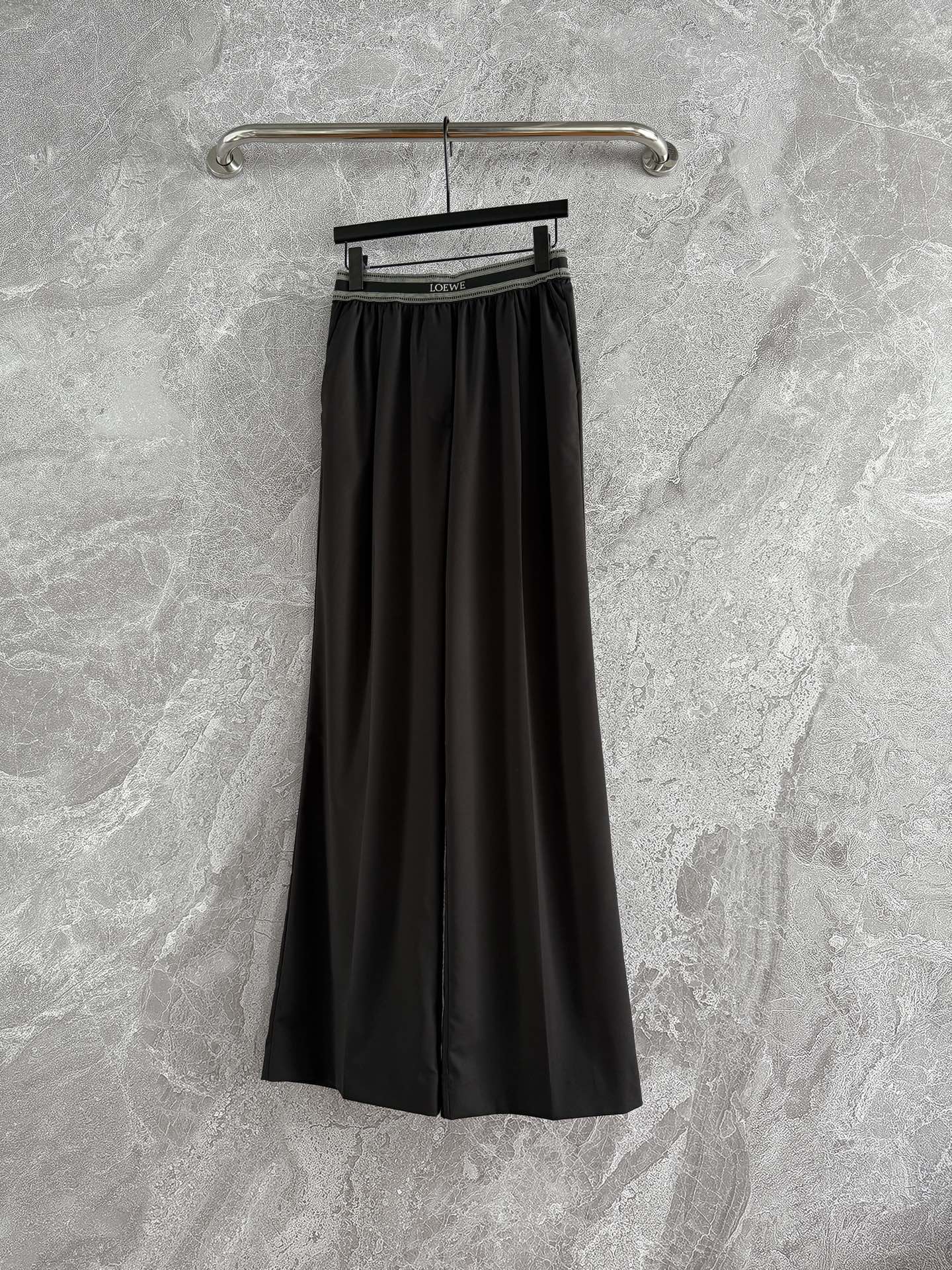 现货‼️‼️/织带羊毛休闲裤✨轻薄羊毛面料，面料的手感干爽且具骨感，夏天穿着也不会有太大的负担，定织松紧