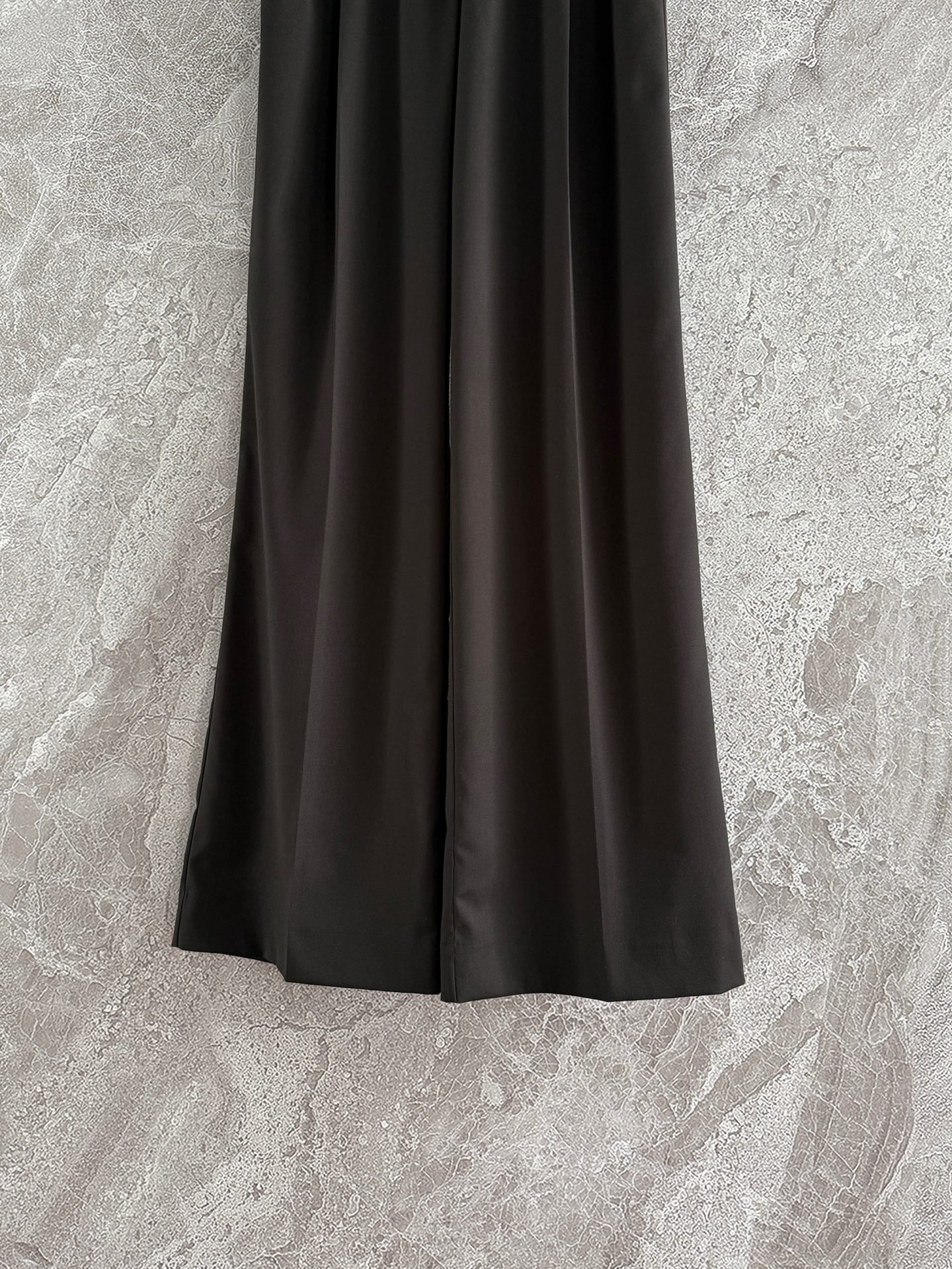 现货‼️‼️/织带羊毛休闲裤✨轻薄羊毛面料，面料的手感干爽且具骨感，夏天穿着也不会有太大的负担，定织松紧