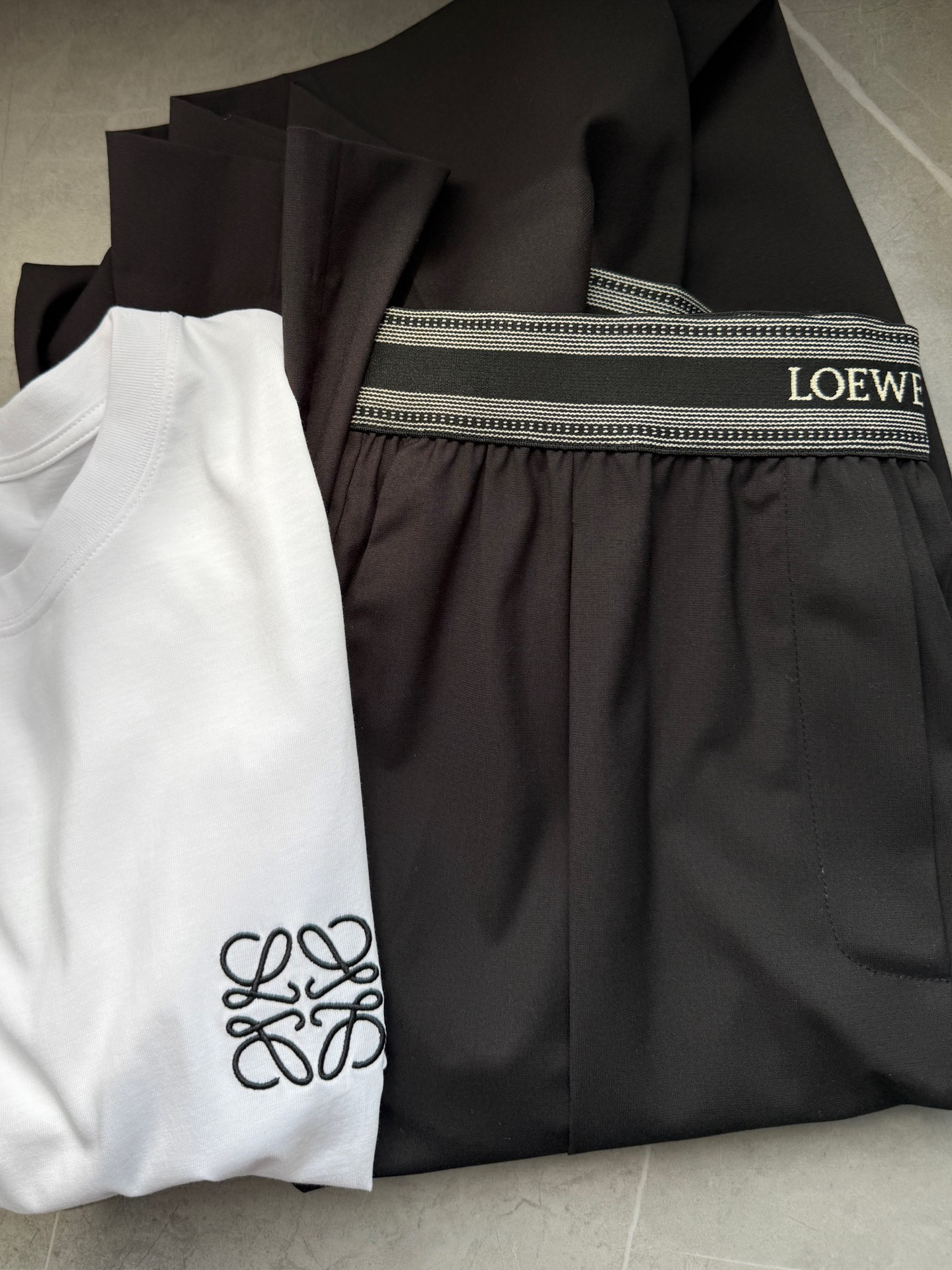 现货‼️‼️/织带羊毛休闲裤✨轻薄羊毛面料，面料的手感干爽且具骨感，夏天穿着也不会有太大的负担，定织松紧