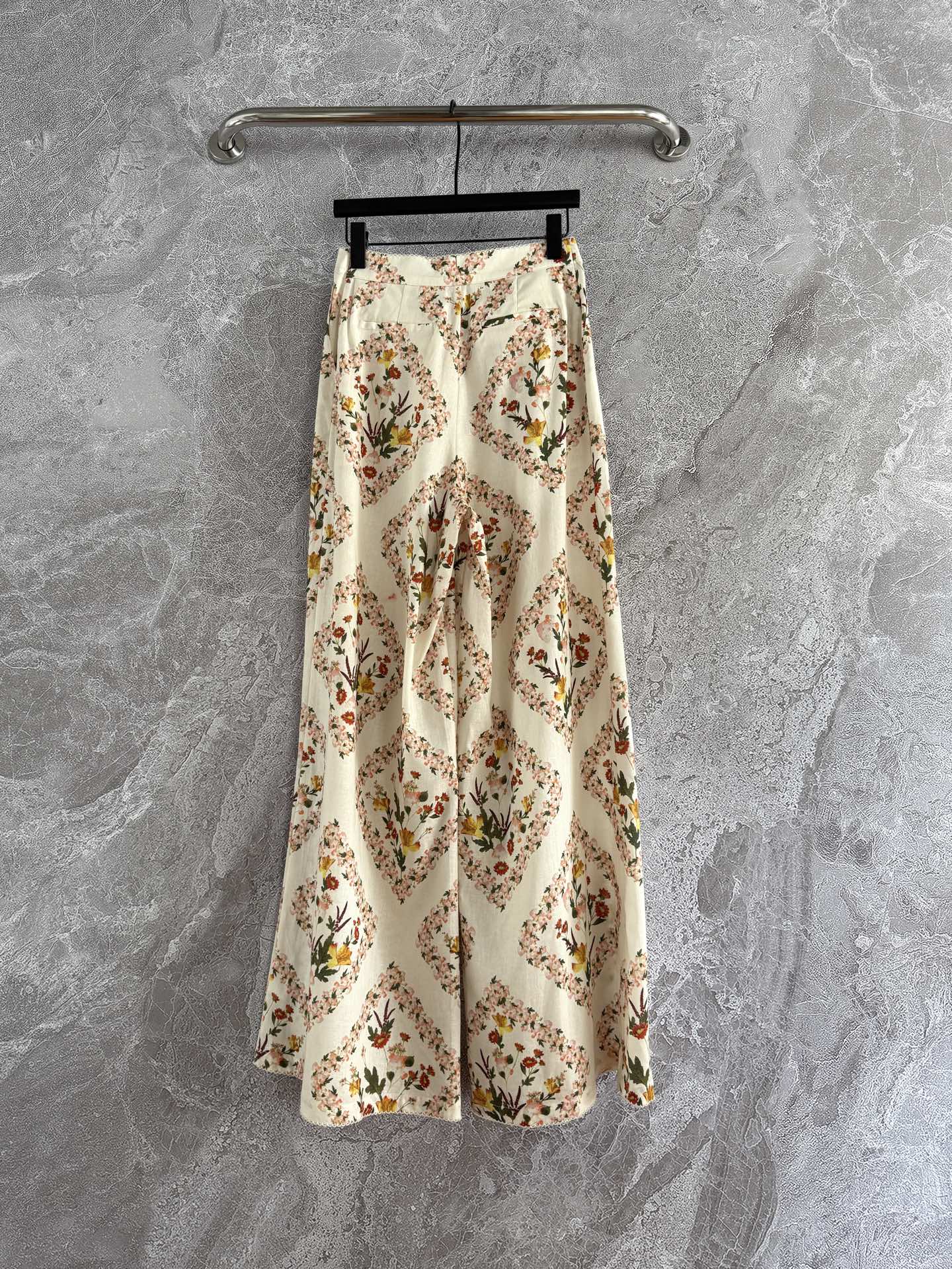 现货‼️‼️/花卉亚麻阔腿裤✨Agua由天然亚麻精心制作，以花卉和色彩为设计灵感，展现衣物的轻快和焕彩，