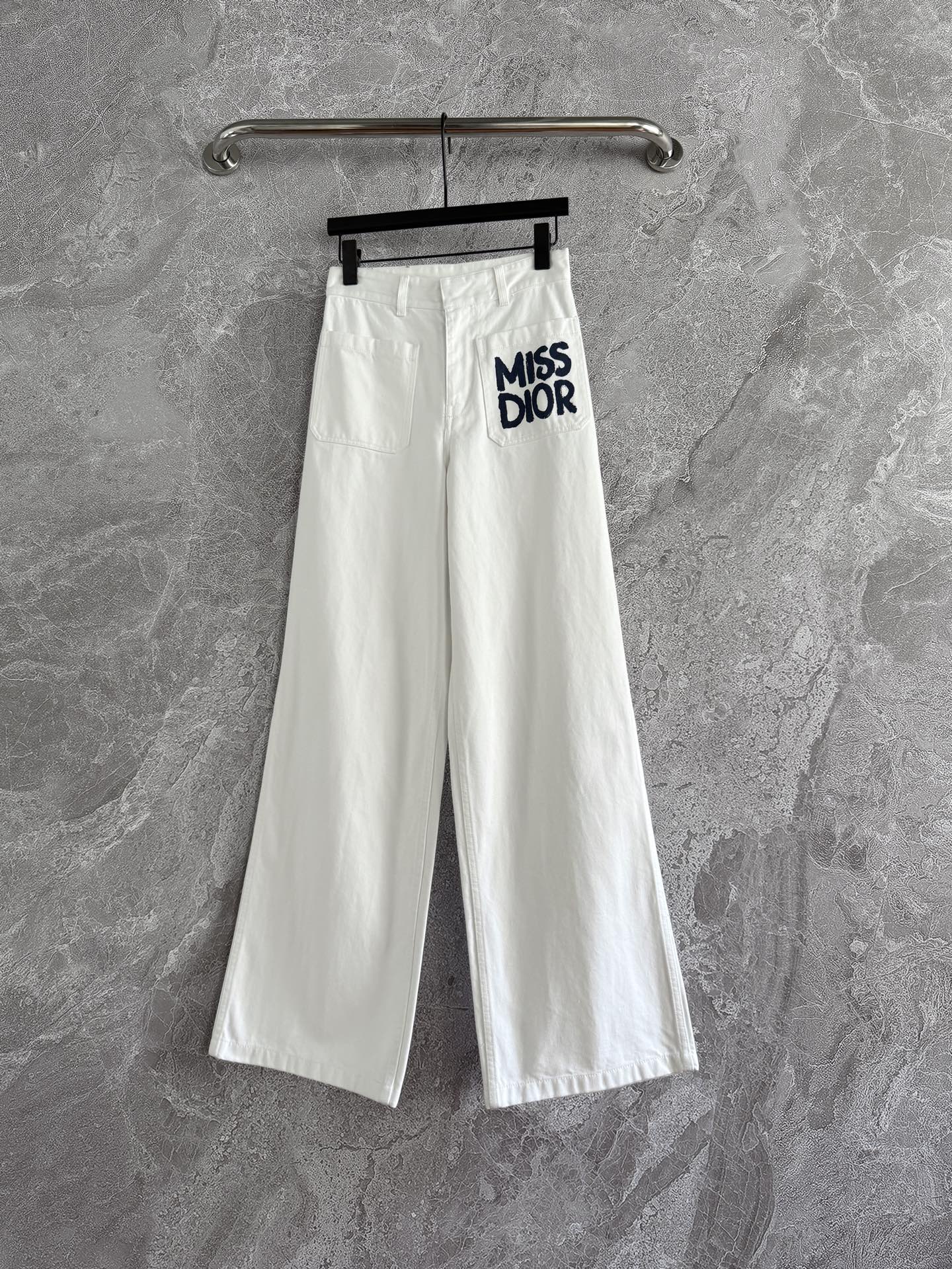 现货‼️‼️/白色牛仔裤✨all white真的永远不会出错~不被定义的白色牛仔，无缝融入各种穿搭风格，